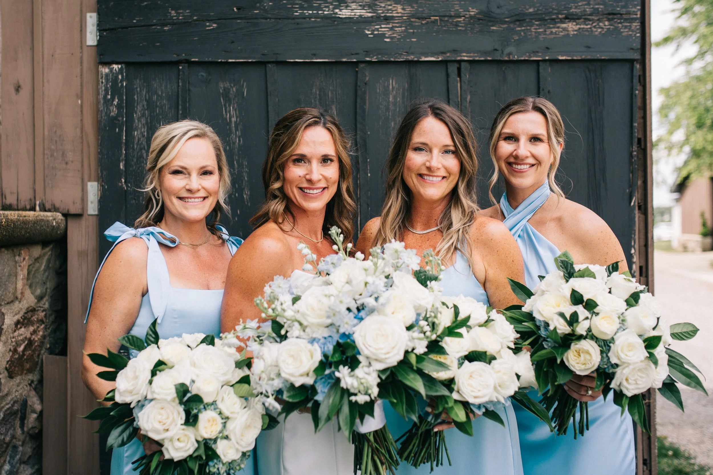 The bride + her entourage 💐 

📸: @aprilhoffphotography