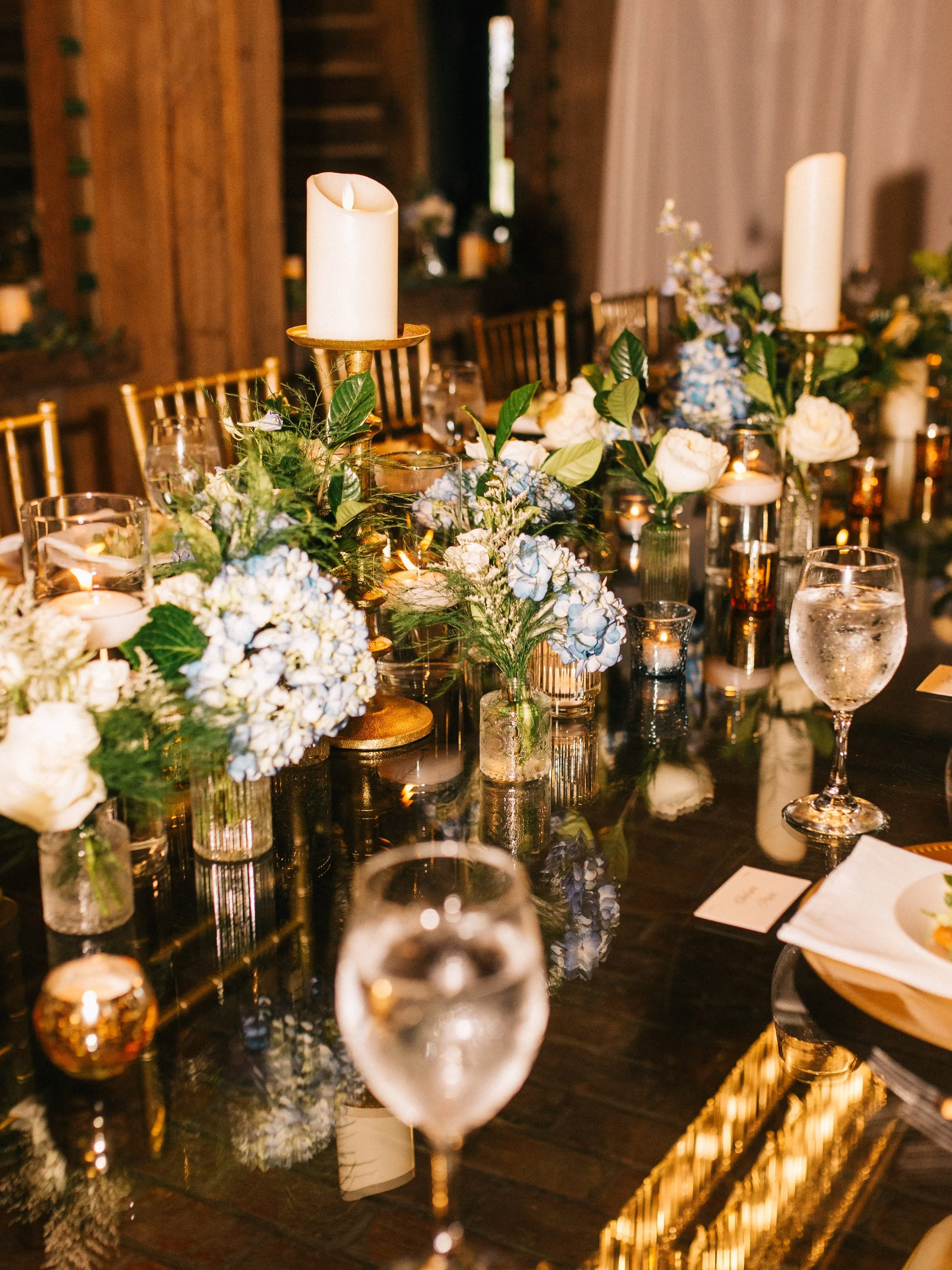 A few barn reception detail shots 🩵

📸: @aprilhoffphotography