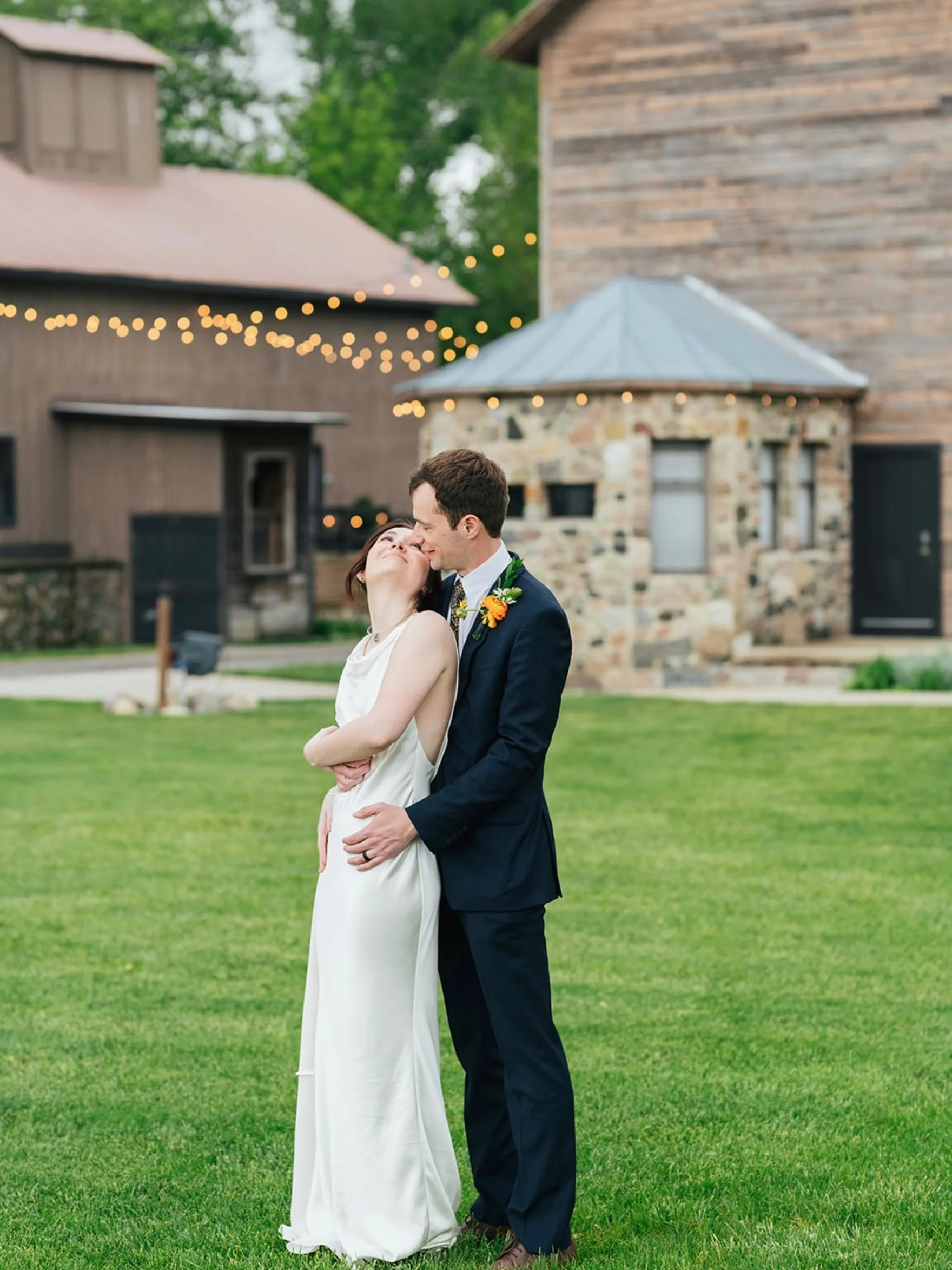 Zoe &amp; Dan - married looks SO good on them 🥂 🤍

📸: @promaniweddings