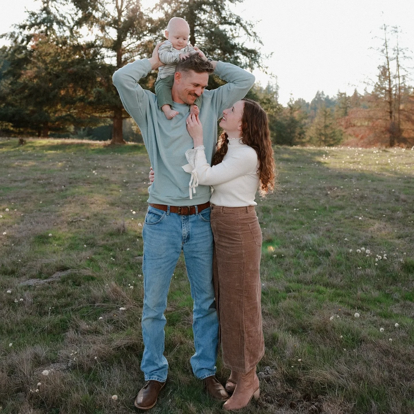 Had the sweetest family session on their families property! It truly is the best time of the year &mdash; the fall colors, cozy sweaters, and the cutest baby flannels!