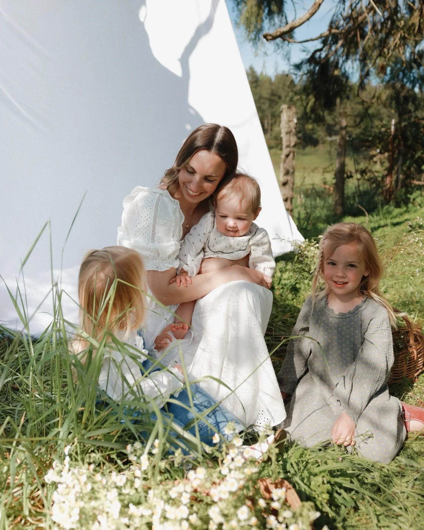 Motherhood minis were such a sweet success 🌼

I had the honor of photographing 5 beautiful mamas and their babies, all tucked away in our back pasture&hellip; and it was so fun &amp; we got the most amazing weather that day!

Days like this remind m