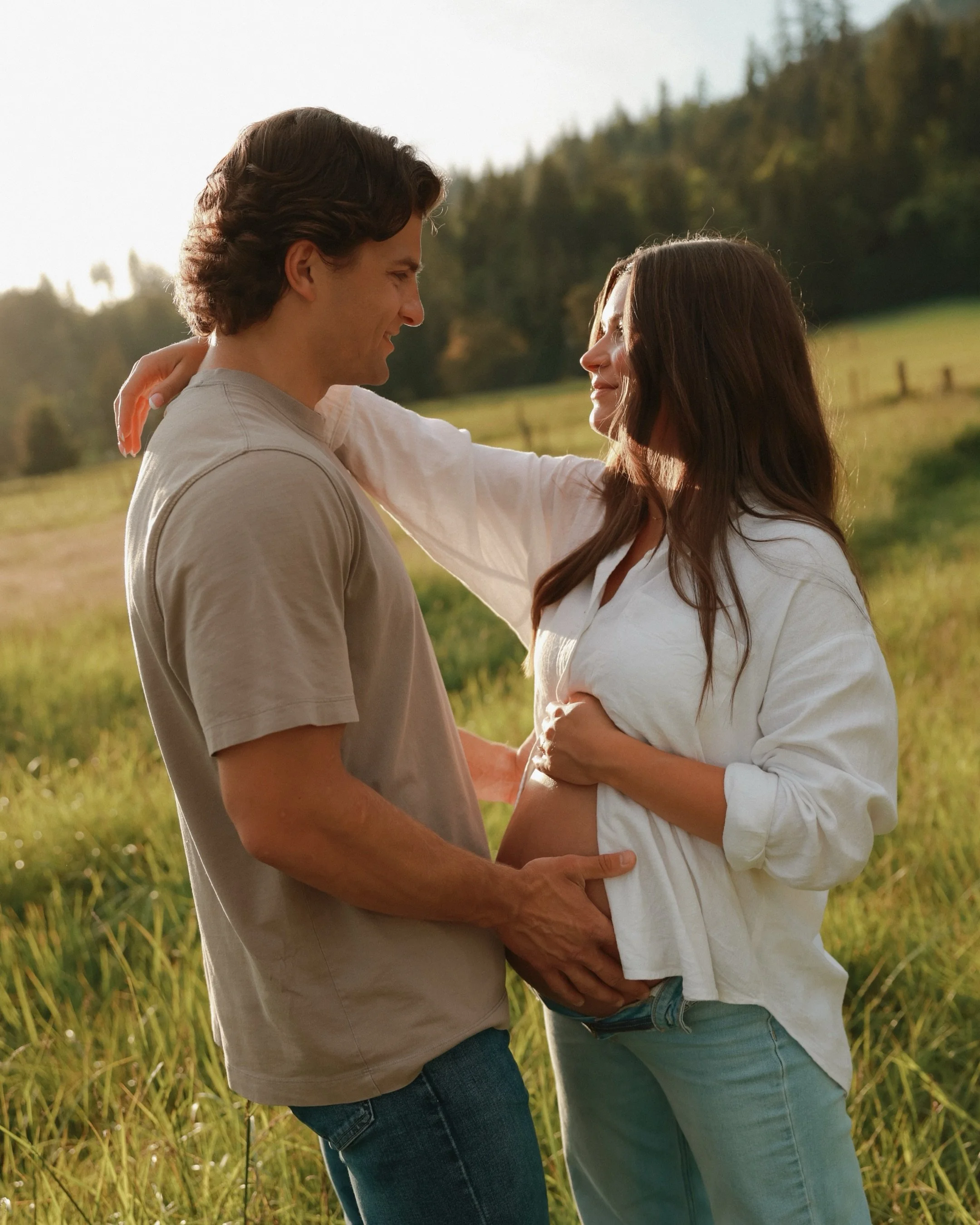Soaking up every moment before their sweet baby arrives. 🌾

I had the sweetest time with Julia &amp; Lucas as they prepare to welcome their first little love. Oh, this session brought back so many memories of becoming a mama for the very first time 