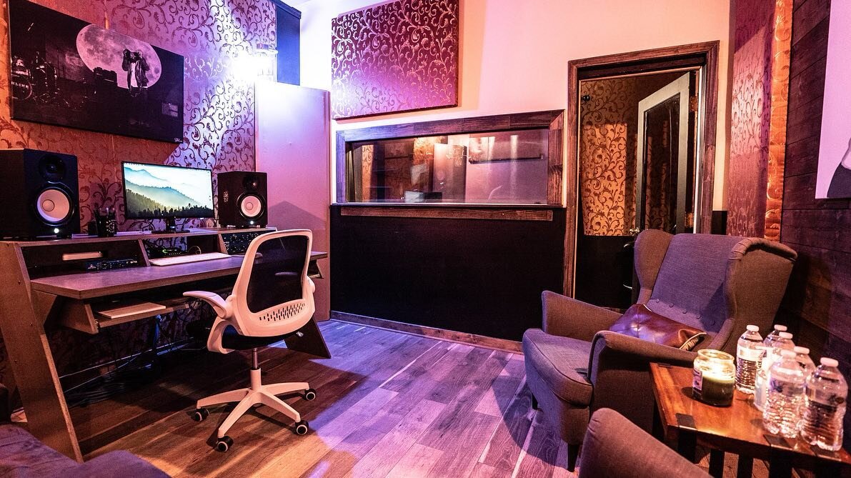 B Room aka The Dilla Room. $250 for 4-hours.
Engineer is complimentary.
Book today 404.228.1386 or email/DM info in bio 🐾 
Do you have the bandwidth? #BNDWTH
.
.

#atlantastudio #atlantarecordingstudios #studiolife #musiclovers #musicproduction #mus