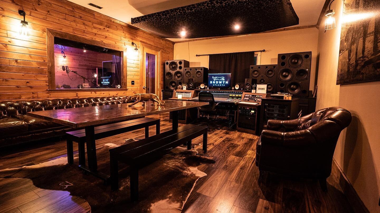 A Room aka The Cabin. $500 for 4-hours.
Engineer is complimentary.
Book today 404.228.1386 or email/DM info in bio 🐾 
Do you have the bandwidth? #BNDWTH
.
.

#atlantastudio #atlantarecordingstudios #studiolife #musiclovers #musicproduction #musicpro