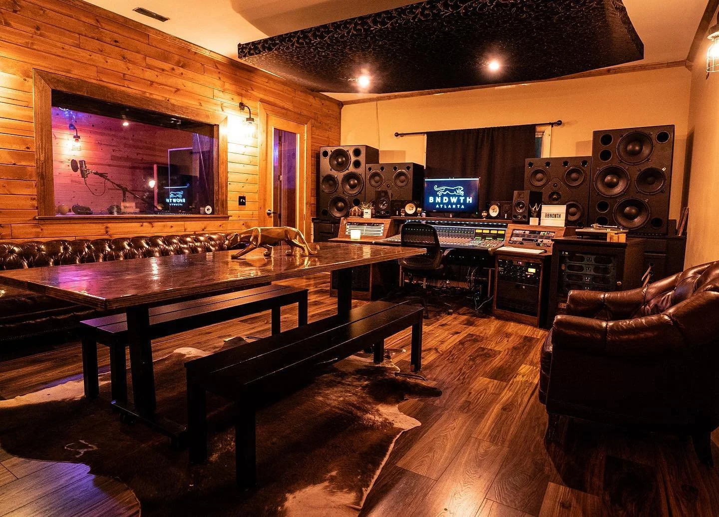 For a limited time only, we are offering a 10% discount on all recording packages for new clients. Don't miss this opportunity to experience the professionalism and quality that BNDWTH Recording Studio has to offer while saving on your recording proj