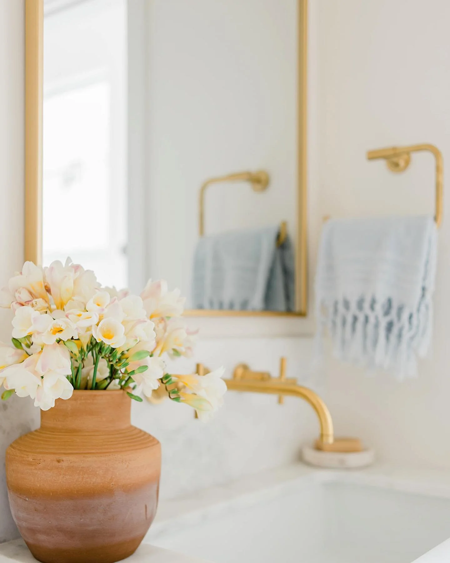 Equal parts of elegant and elevated for this powder room remodel. Mixing marble, antique and brushed brass metals, and a creamy custom vanity ~ tying it all together with a few earthy accessories. Swipe to see a peek of the before!

Design | @kerimic