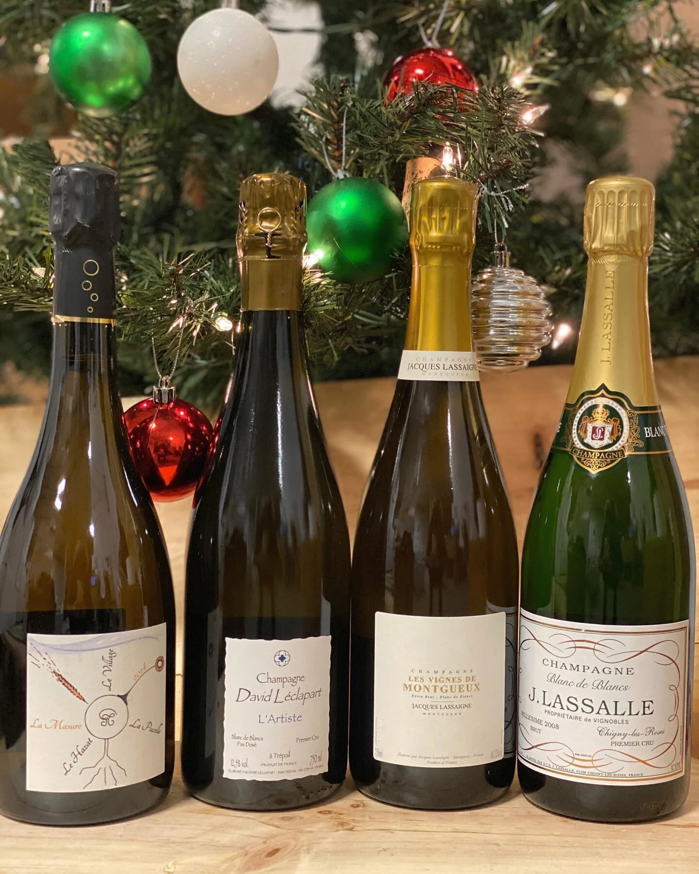No milk for Santa this year, only the finest champagnes. 🤶🏻🥂🥂🎅 #santaclaus #christmas #winetime #celebration #champagne #christmasdecor #drink #texas #sharing #familytime #champagne🍾 #christmasgifts #family #lassaignechampagne