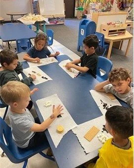 Who said playing with your food isn&rsquo;t okay? These little chefs are busy making ants on a log with snowy marshmallow &ldquo;snowballs&rdquo; and a whole lot of YUM! 🐜❄️

 #NCP #SanJoseChildCare #earlylearning #PreschoolFun #PlayingWithFood #sna