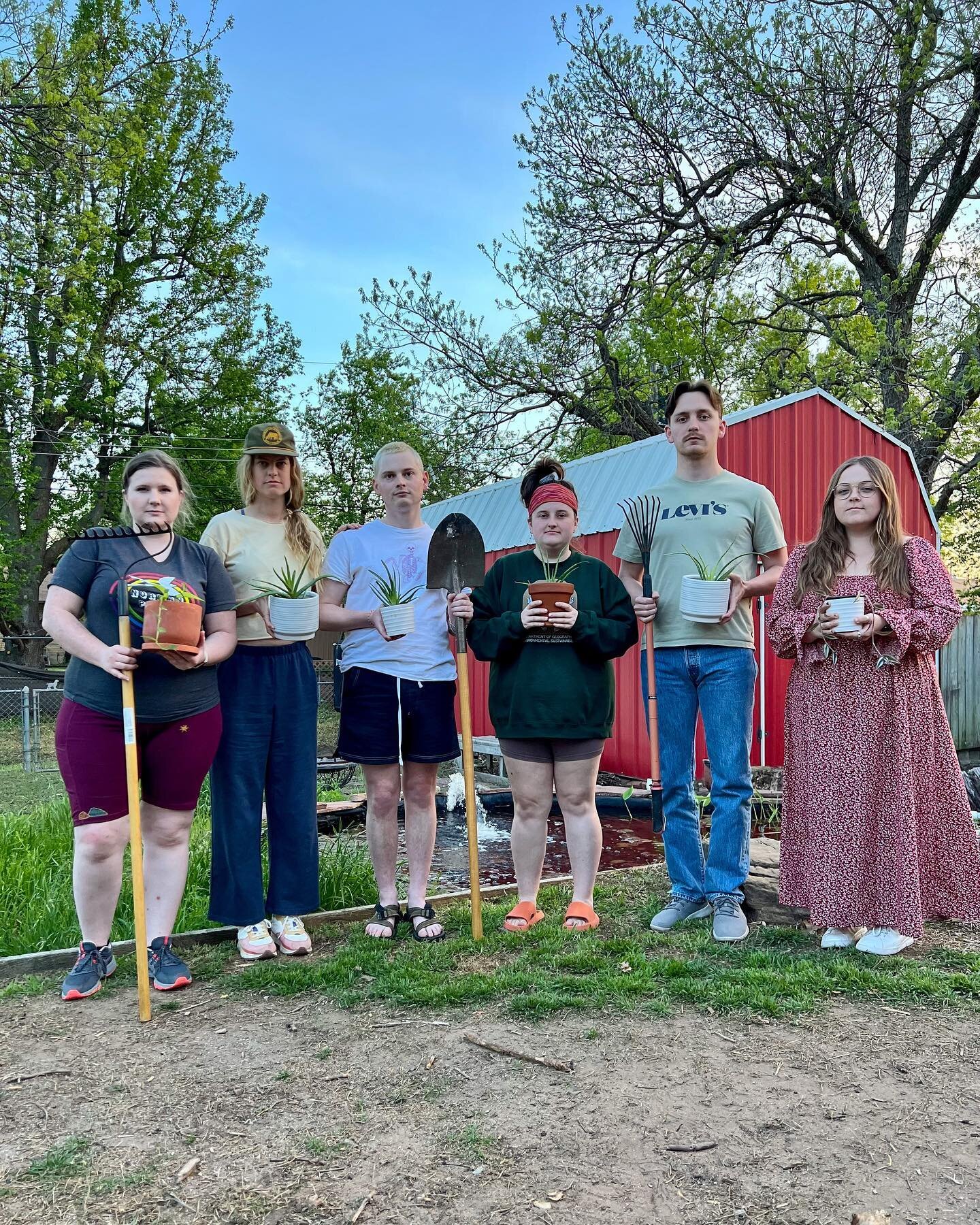 American Gothic ~ Re:Supply version. Plant potting party with the Norman squad. So much 🫶 for this crew and the good vibes they bring 408 E Main St. Thanks for hosting us @jenna.randall ✌️ 
⁣⁣
⁣#lowwasteliving #zerowaste #lowtoxliving