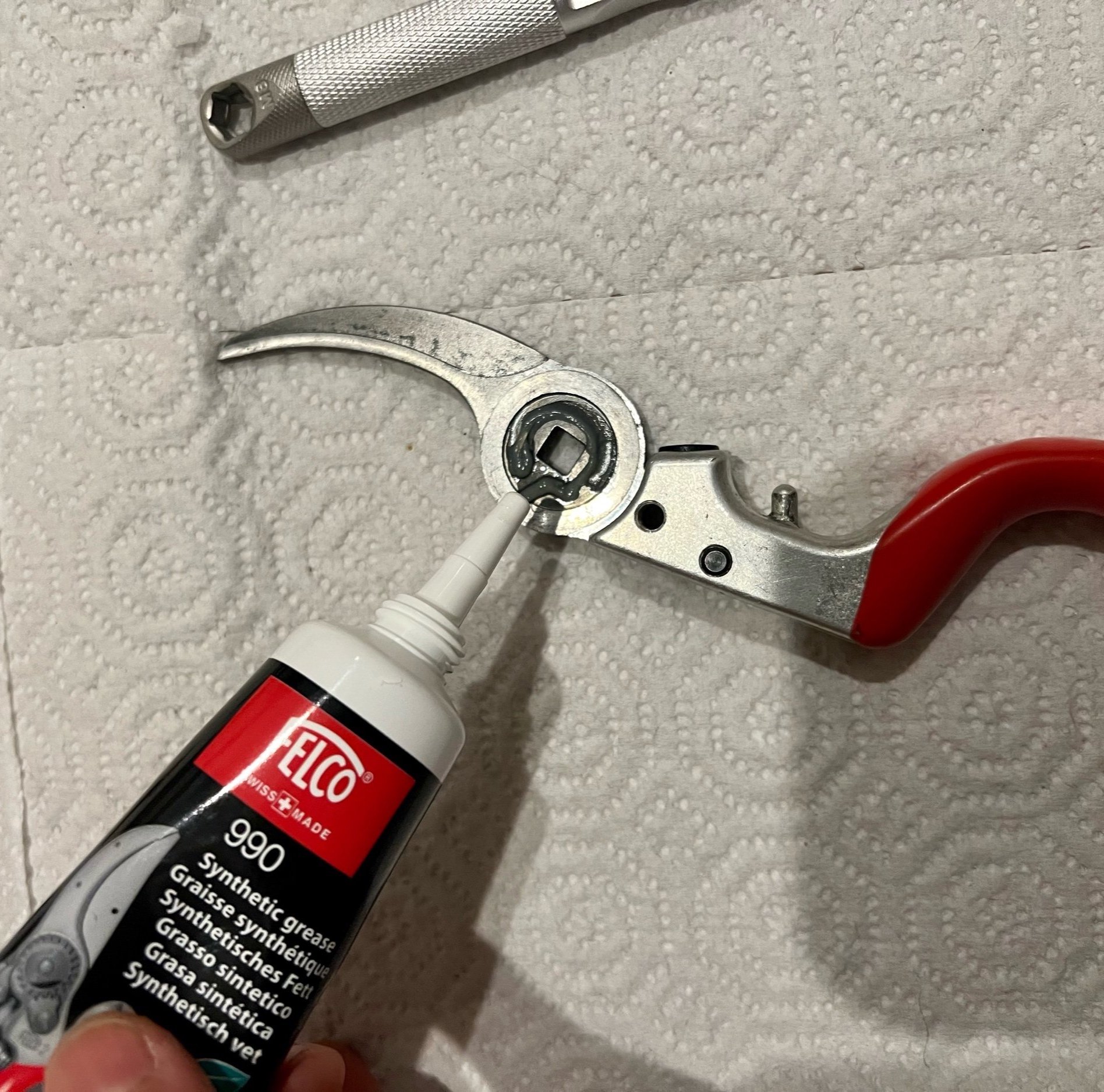 How to give your secateurs a quick clean - Felco Resin Remover 