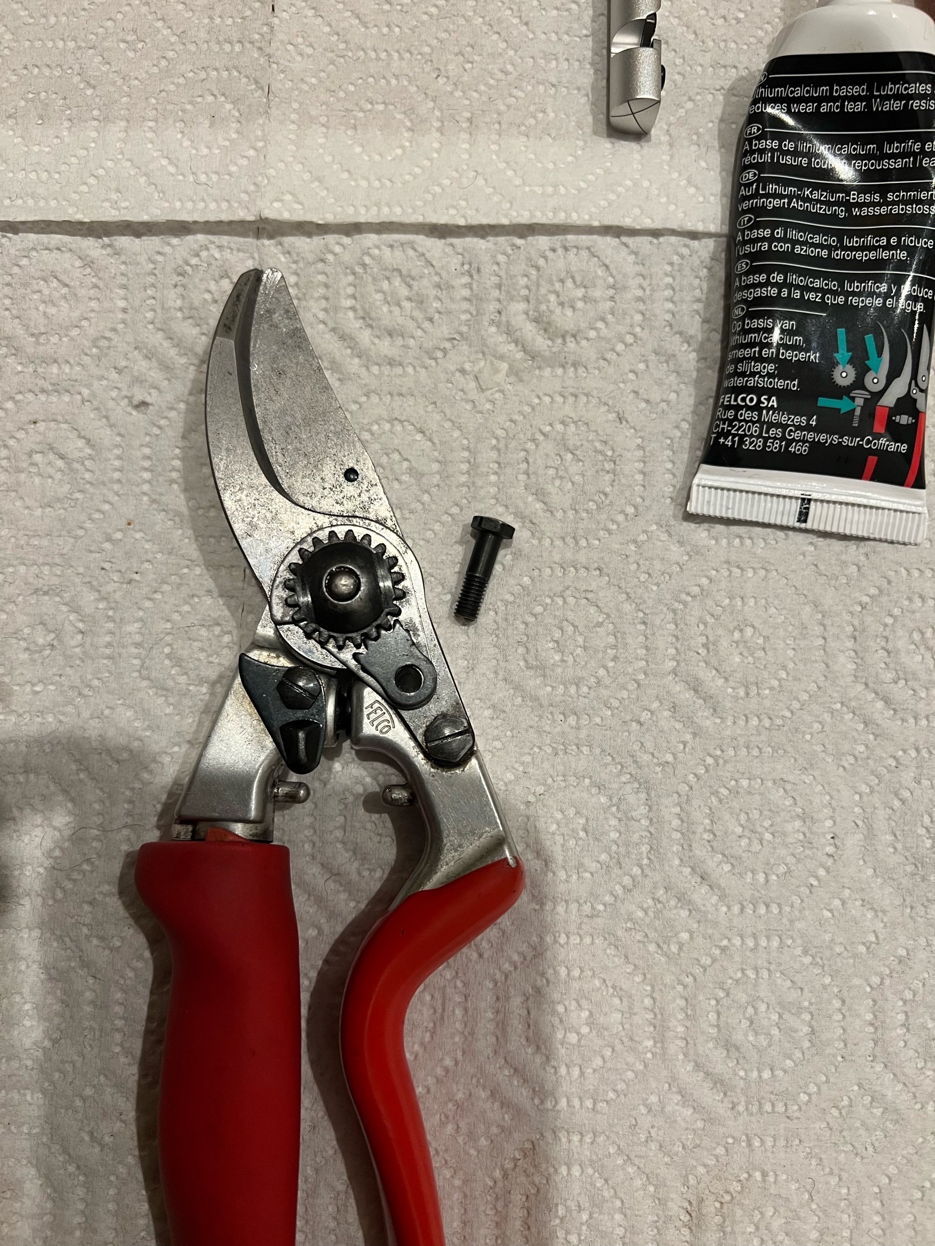 How to give your secateurs a quick clean - Felco Resin Remover 