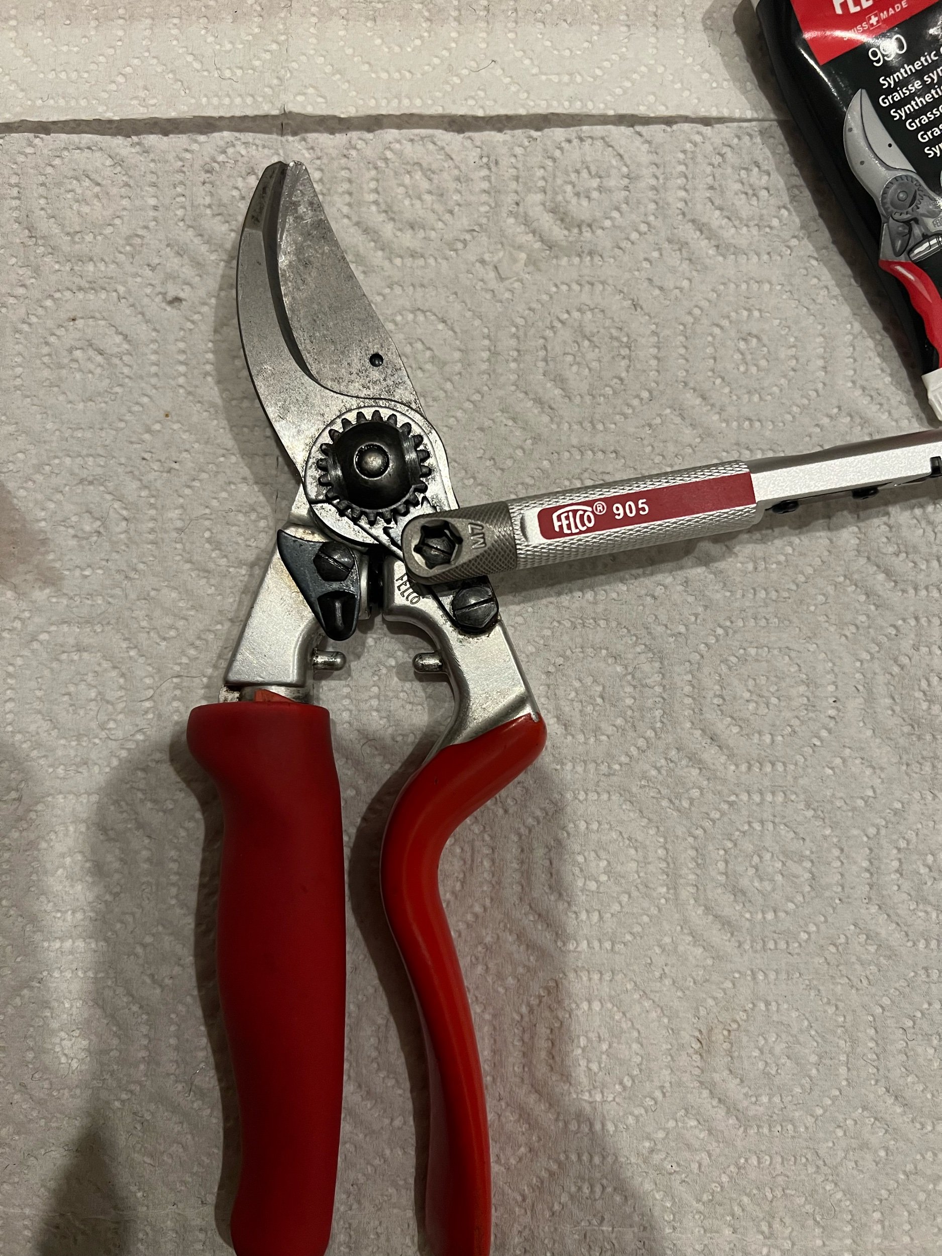 How to give your secateurs a quick clean - Felco Resin Remover 