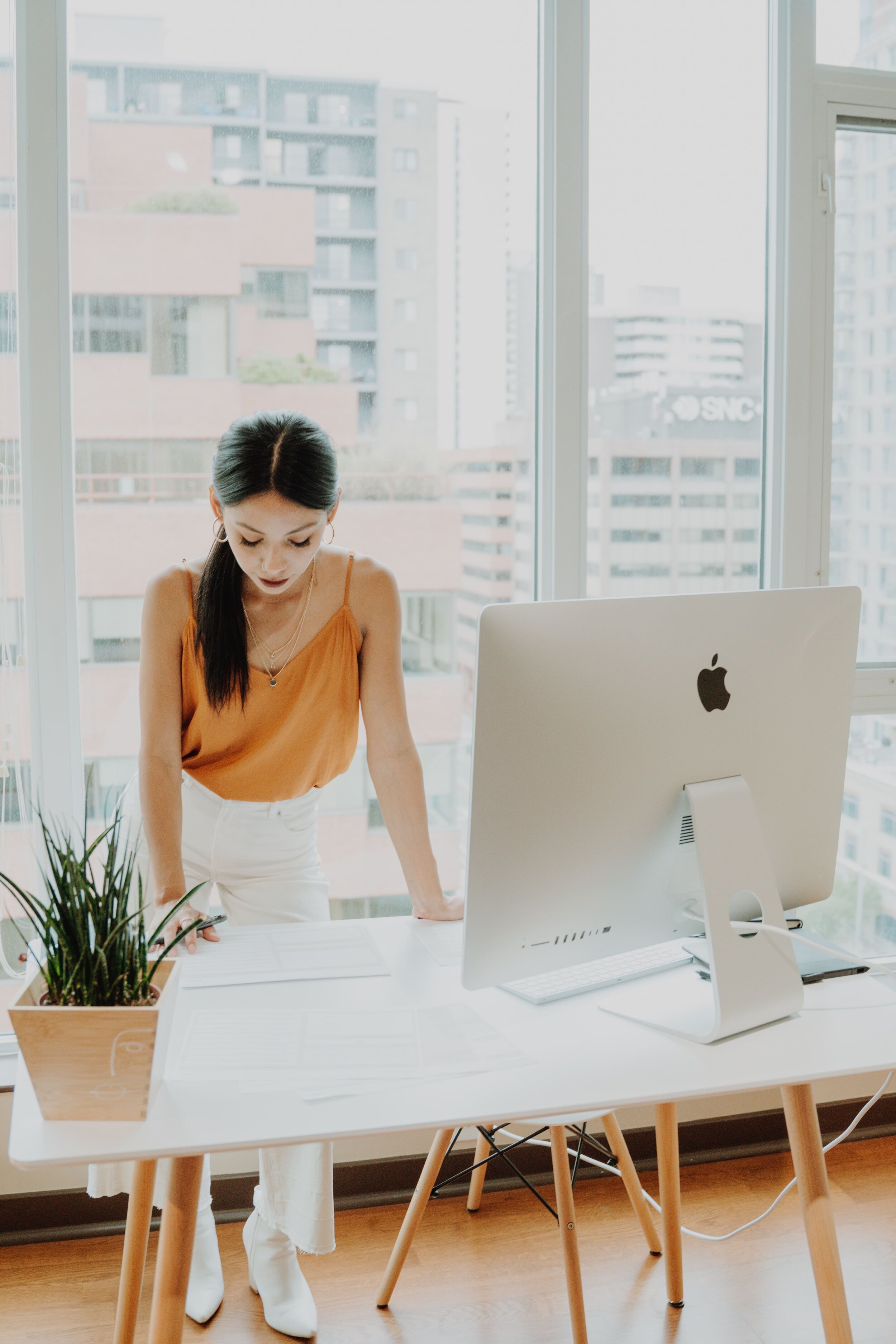 Entrepreneuse présentant son projet de création d’entreprise devant un écran