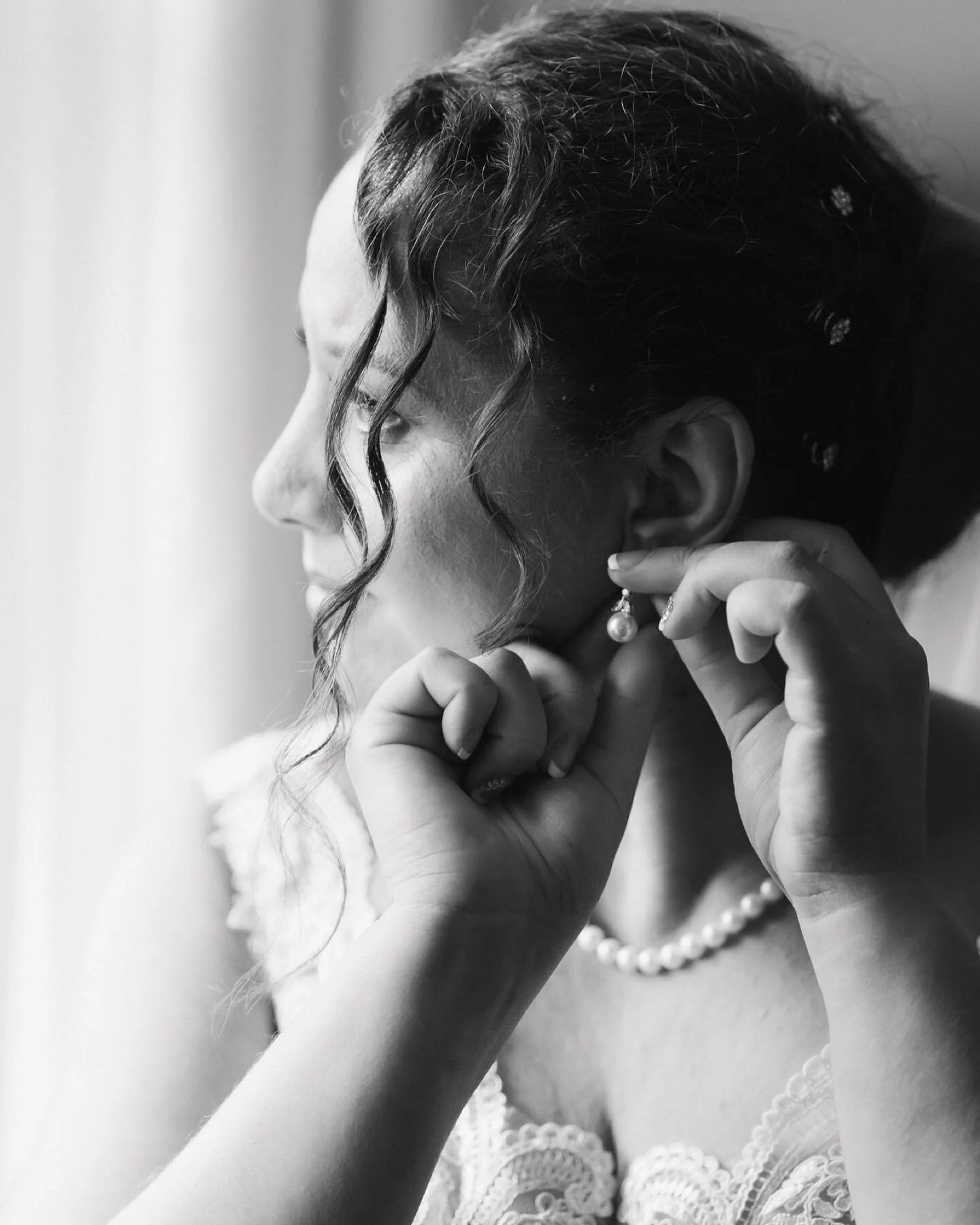 When I ask you to jump in next to the window it&rsquo;s because the light is always so soft and pretty 😍 
I&rsquo;ve spent years looking for, and at good light so as soon as I walk in a room I can see where you and I need to be so your photos are go