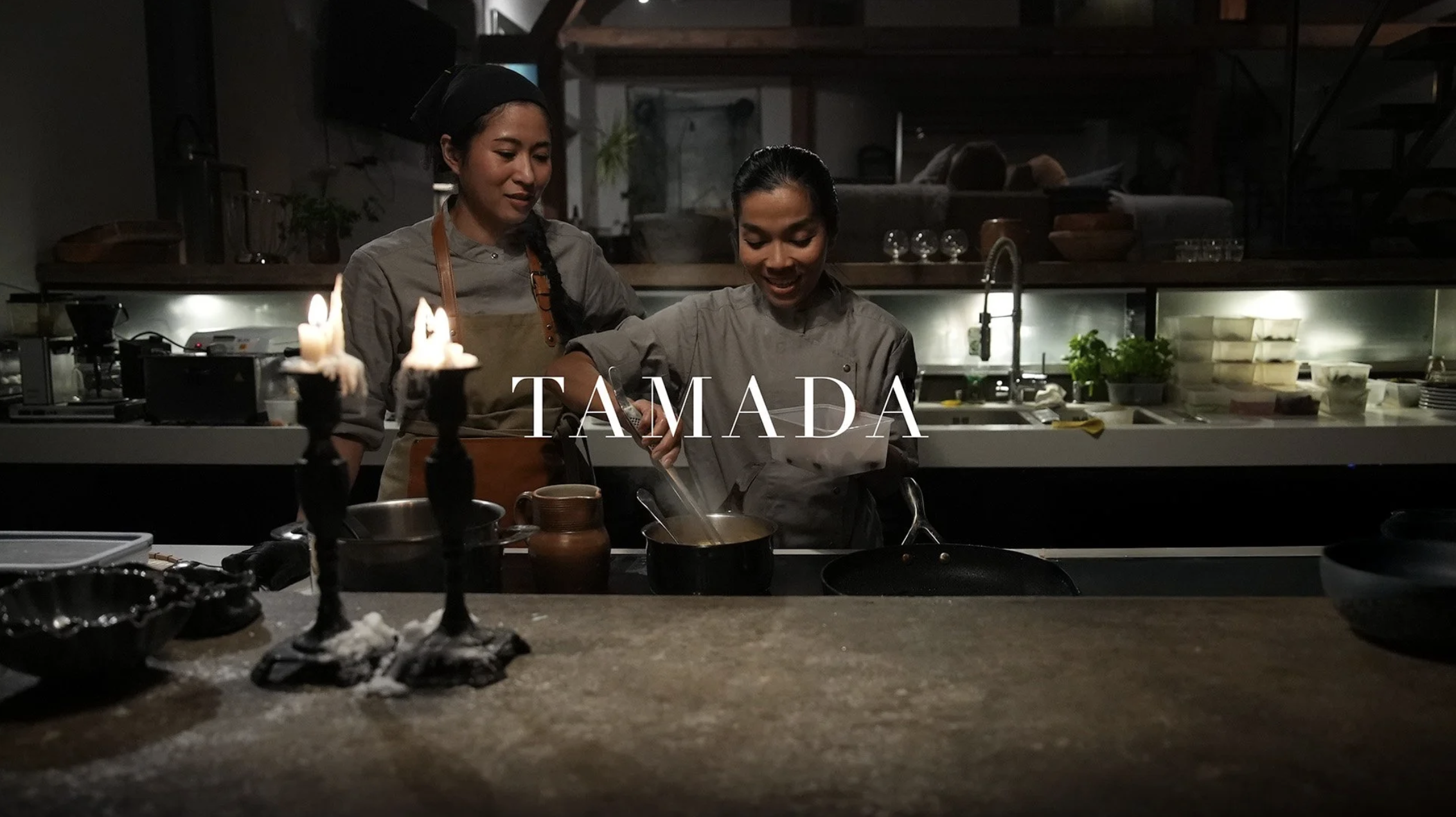 Amy Raaf preparing Thai dishes during a Tamada dining experience in Torekov, Sweden.