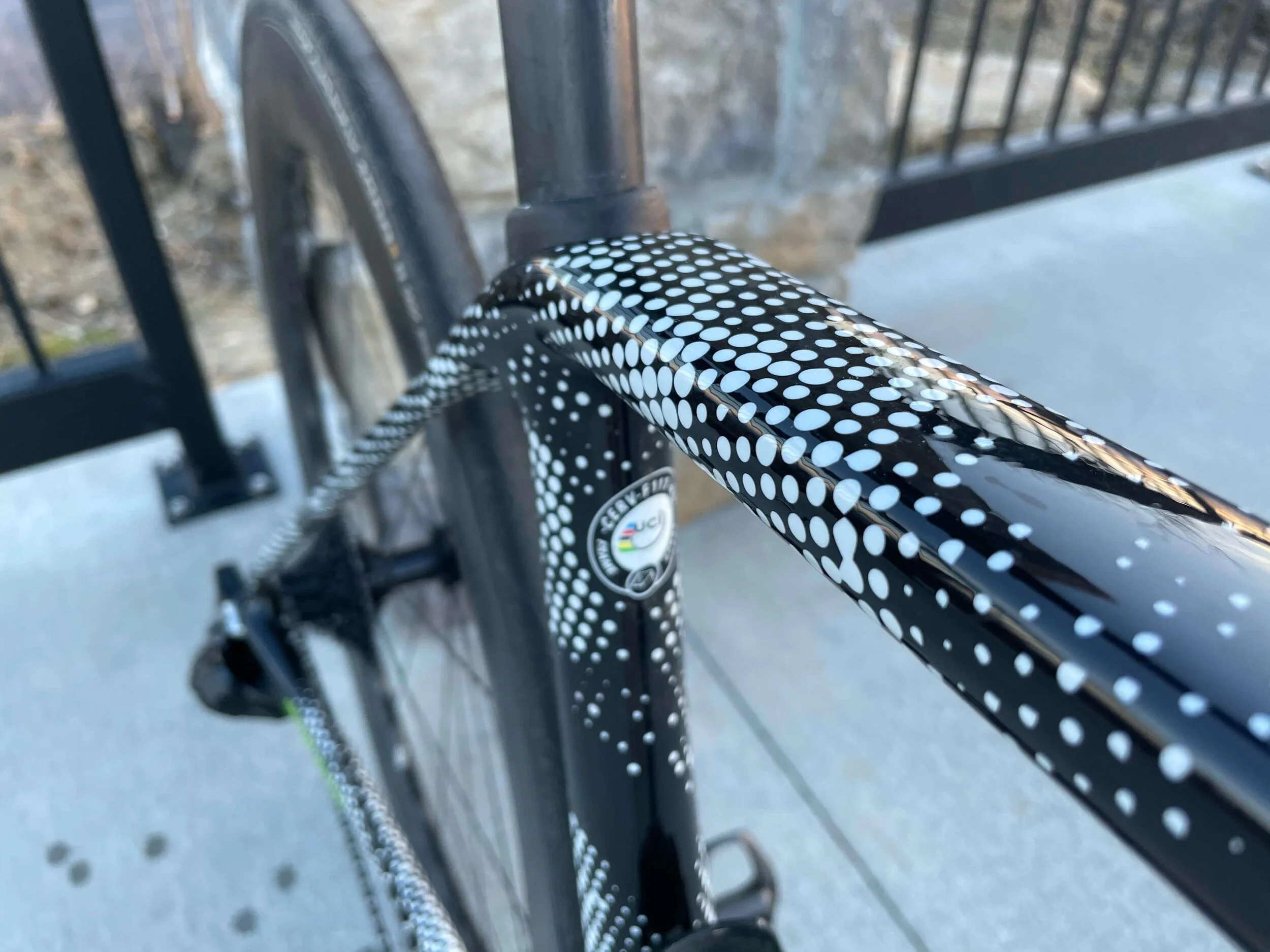 I like the hidden seatpost binder and have had no issues at all with slipping.