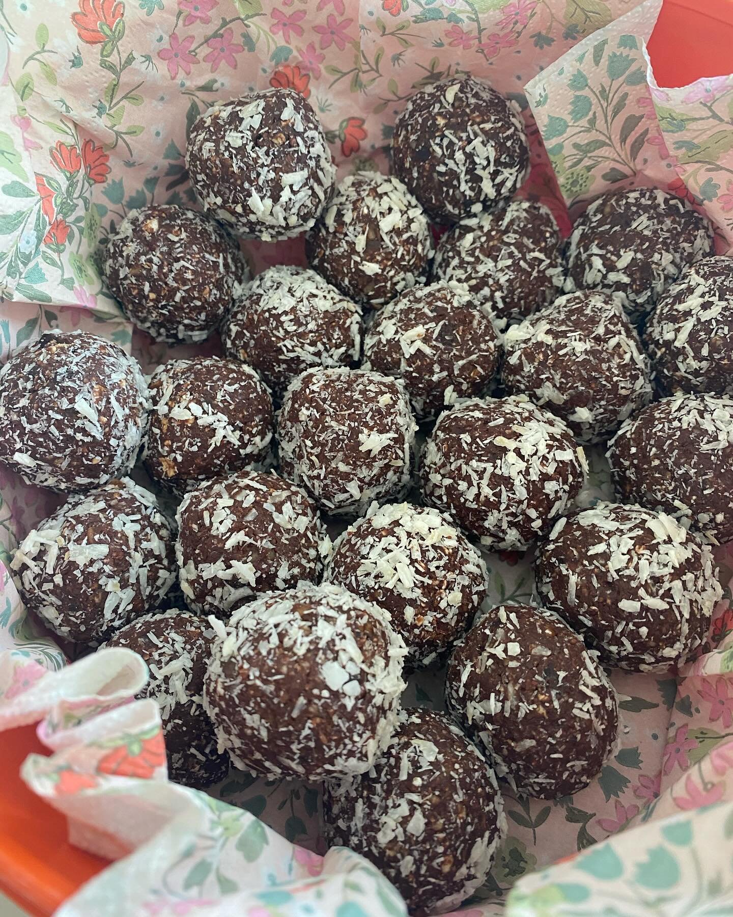 OJAS BALLS! 

Just made a couple of batches of these delightful Ojas Balls ready for our Soulful Sunday Yoga Retreat Day! Yum! 😋 

Per batch - makes around 22 balls
40g raw cacao
180g raw oats
70g pecans
190g dates - soaked in warm water to soften. 