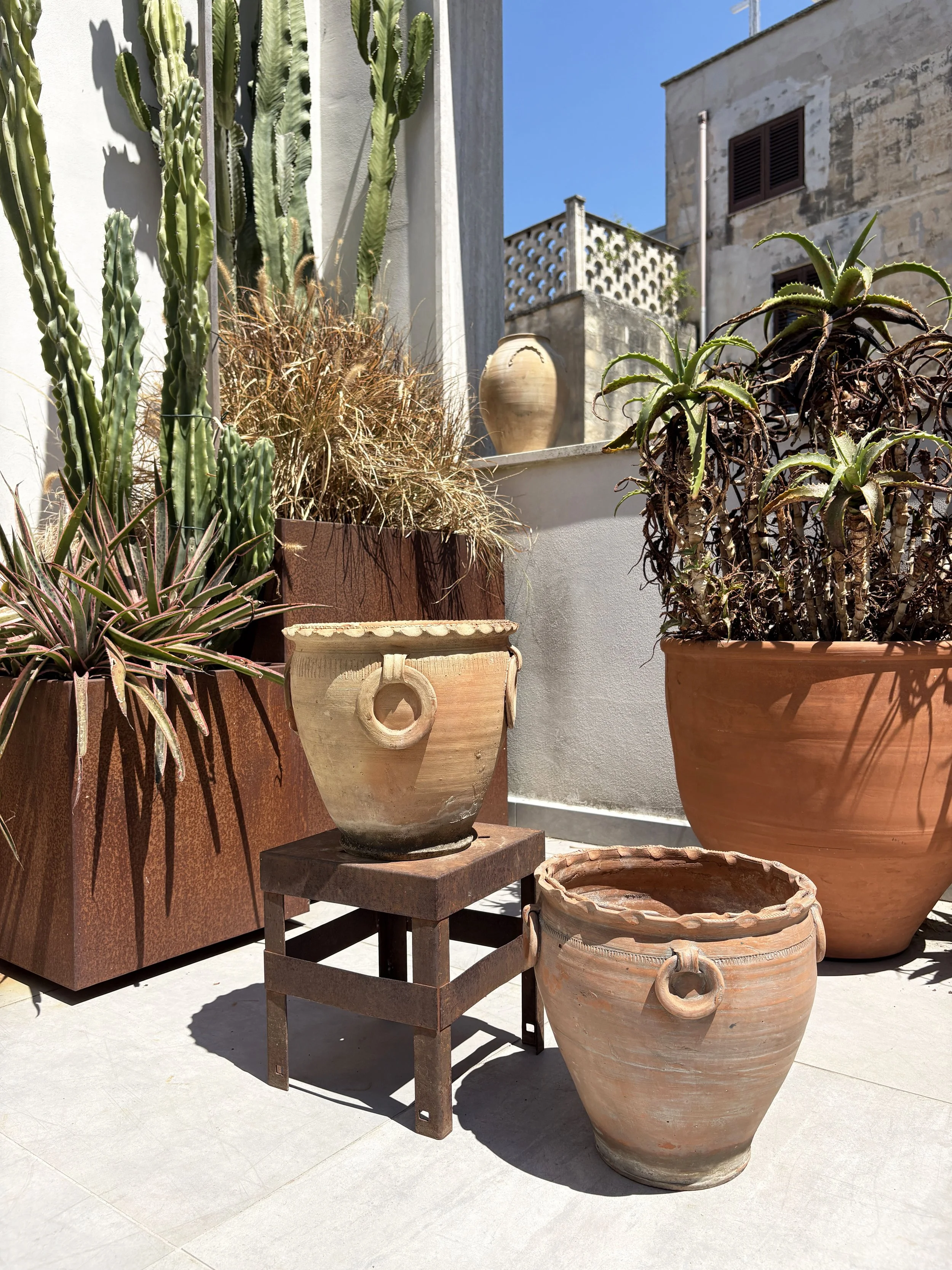 vintage garden pottery Puglia