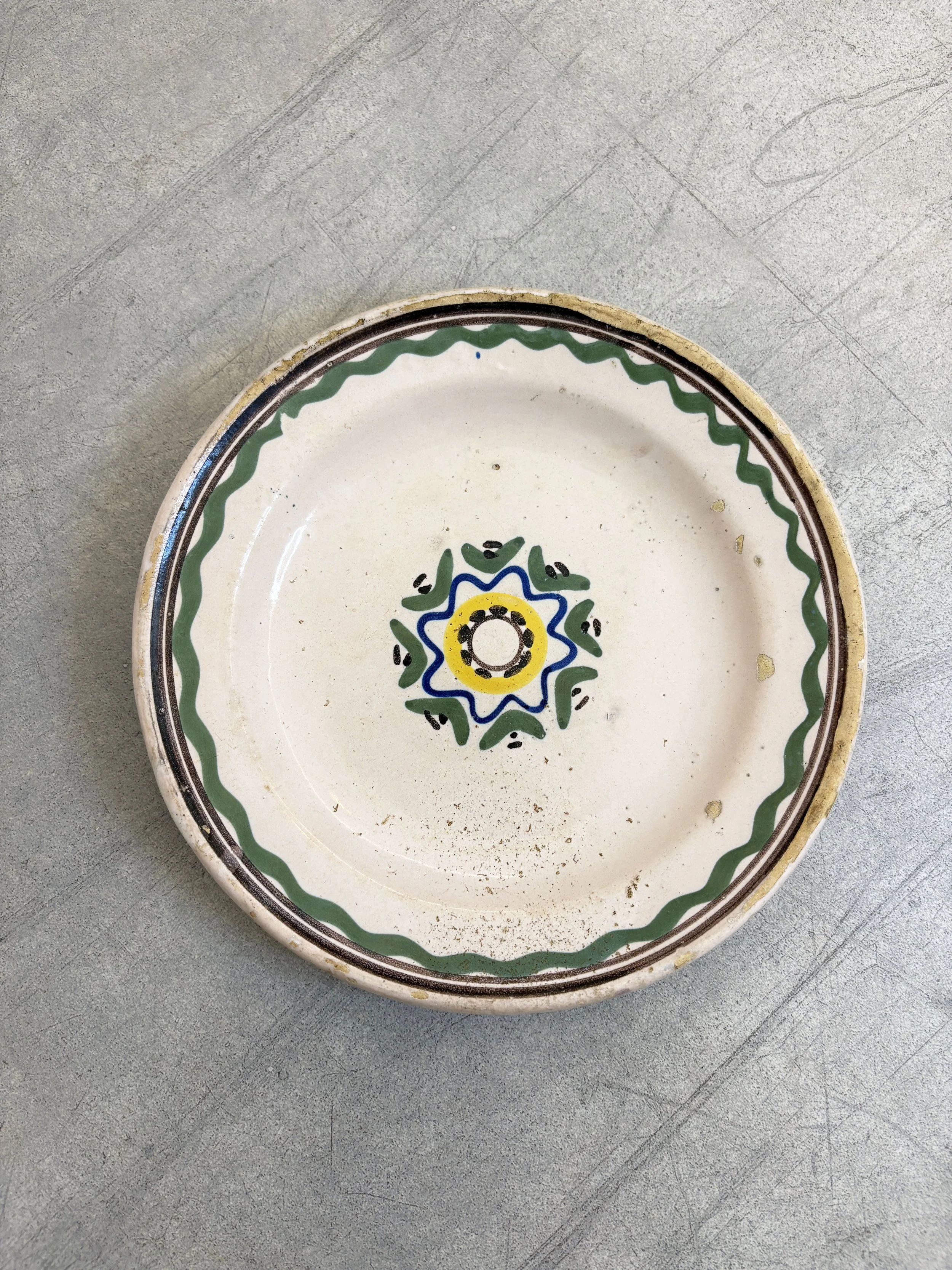 antique Apulian side plate with star motif