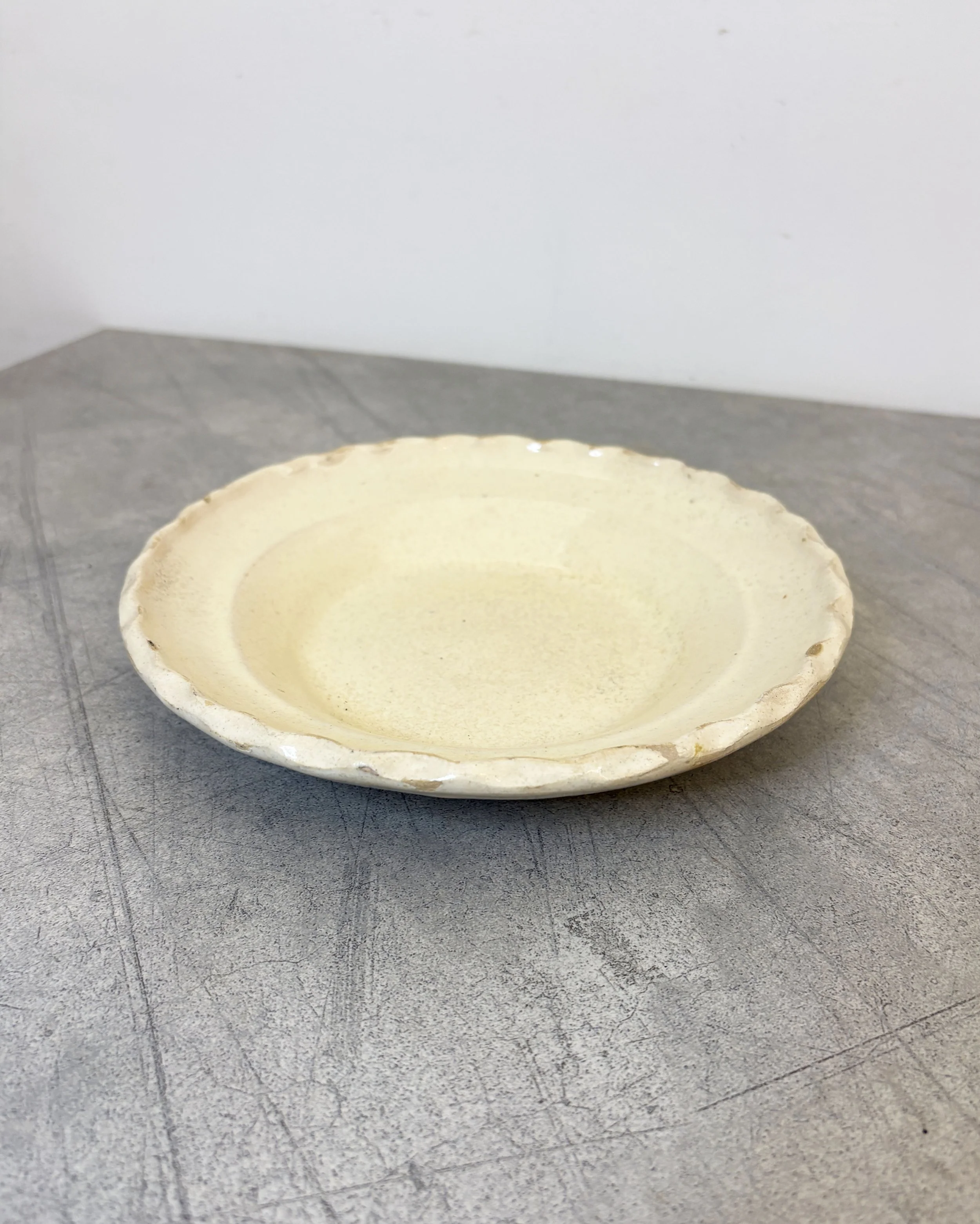 cream glazed plate with scallop edge Puglia
