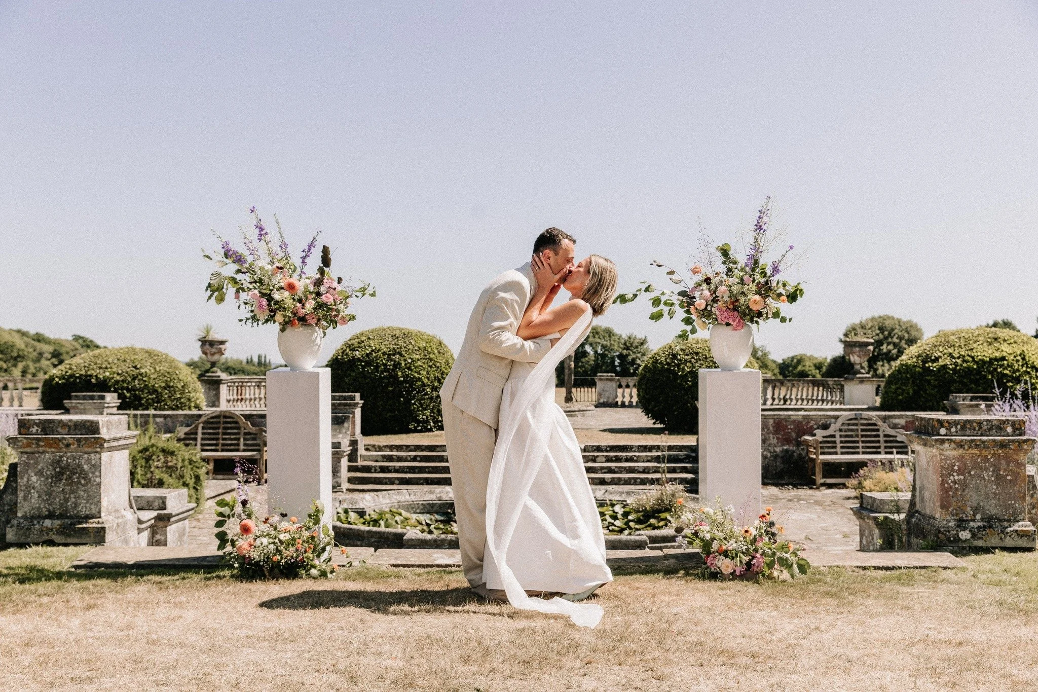 Looking back at a sunscorched July weekend for B &amp; N

Photo @dominicwilliamsphotography 

Venue @walhamptonprep 

#hampshireflorist #julywedding #julyweddingflowers #seasonalflowers #hampshireweddingflorist #foamfree #ceremonyflowers #kemloandkem