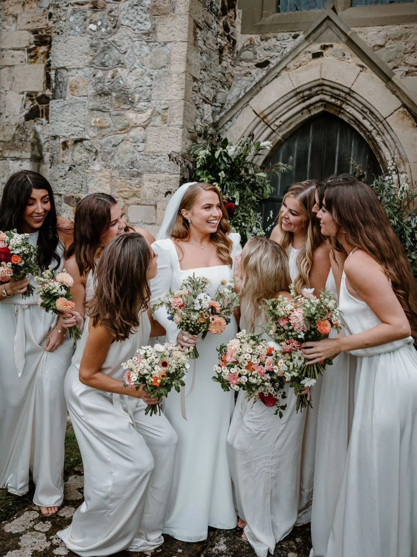 Alice and her maids captured by @beckywright_weddingphotography last September 

#septemberwedding #autumnwedding #seasonalweddingflowers #bridalbouquet #weddinginspiration #hampshireflorist #diyweddingflowers
