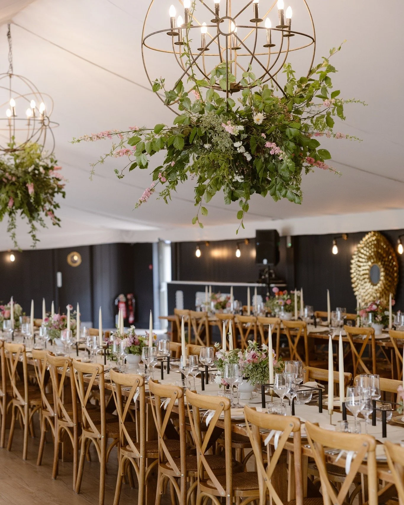 Adding some impact and interest at height @pylewellpark 

July 2025

Photo @agnes.black 

#summerwedding #julywedding #hampshireflorist #seasonalflowers