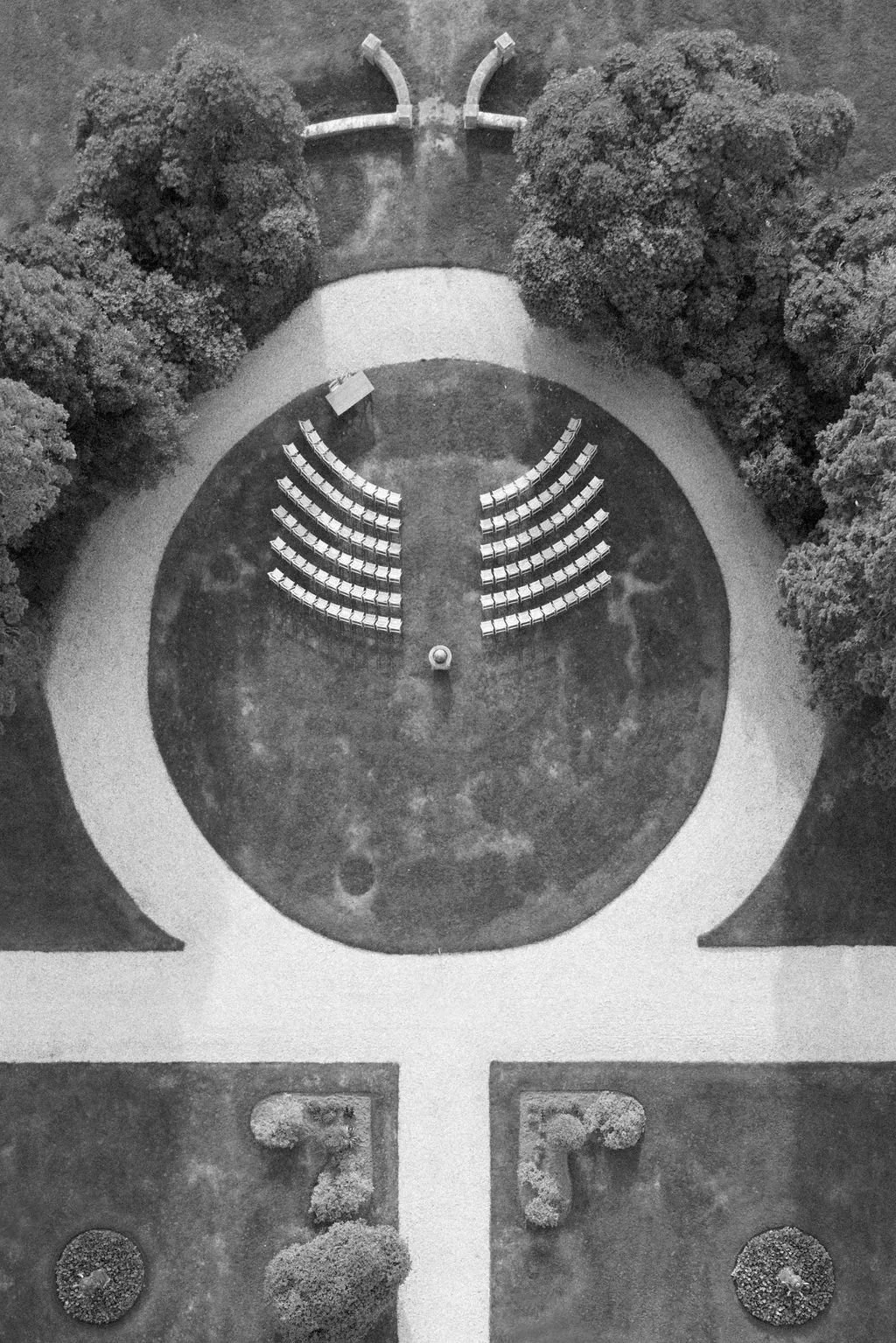 Lucy and Joe Pylewell Park Agnes black kemlo hampshire wedding florist2.jpg