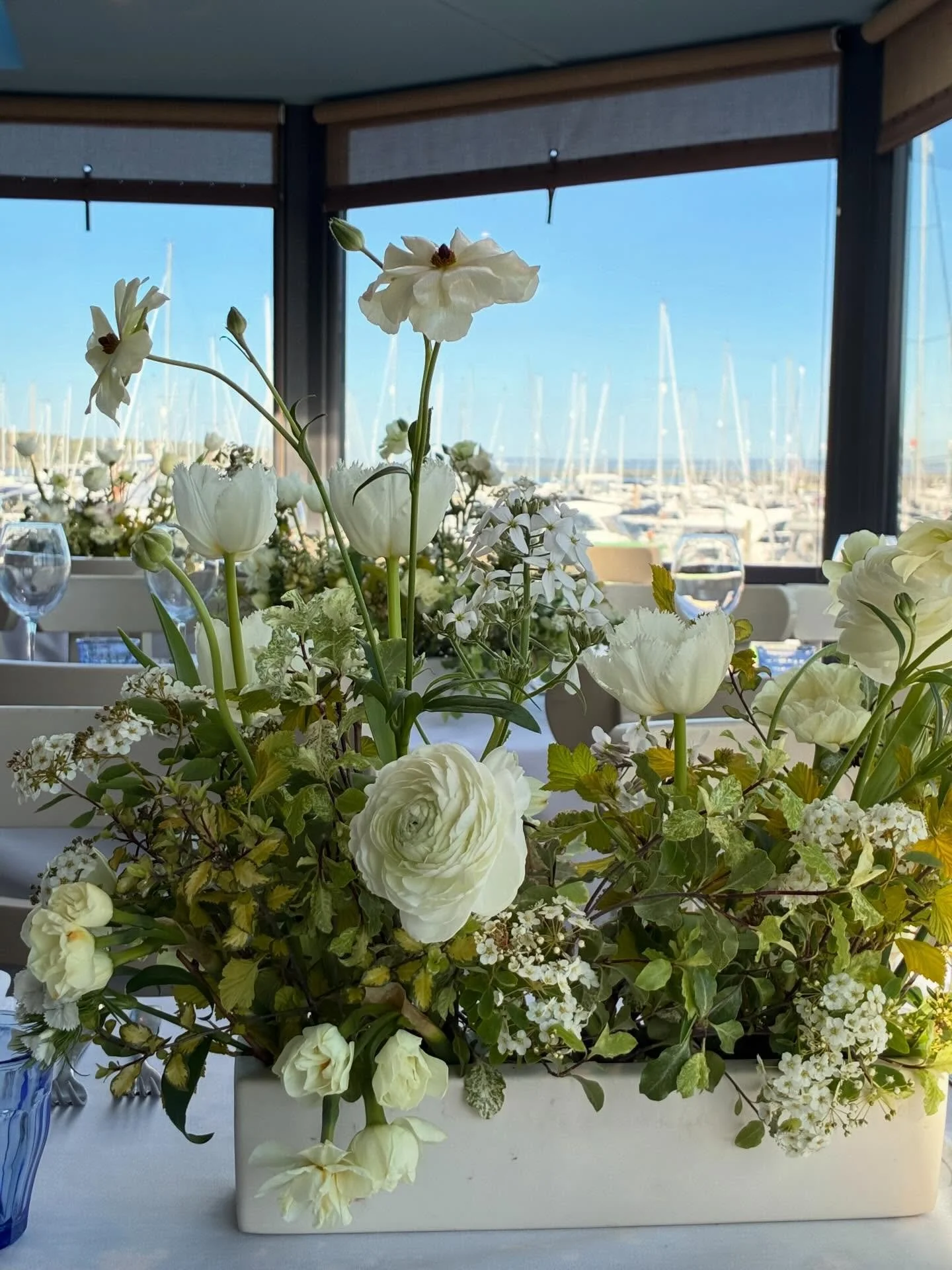 Classic whites and greens for a very special birthday and wedding anniversary @havenbarrestaurant 
The weather couldn&rsquo;t have been any better for a beautiful evening of celebrations. 

#hampshireflorist #springflowers #eventflowers #seasonalflow