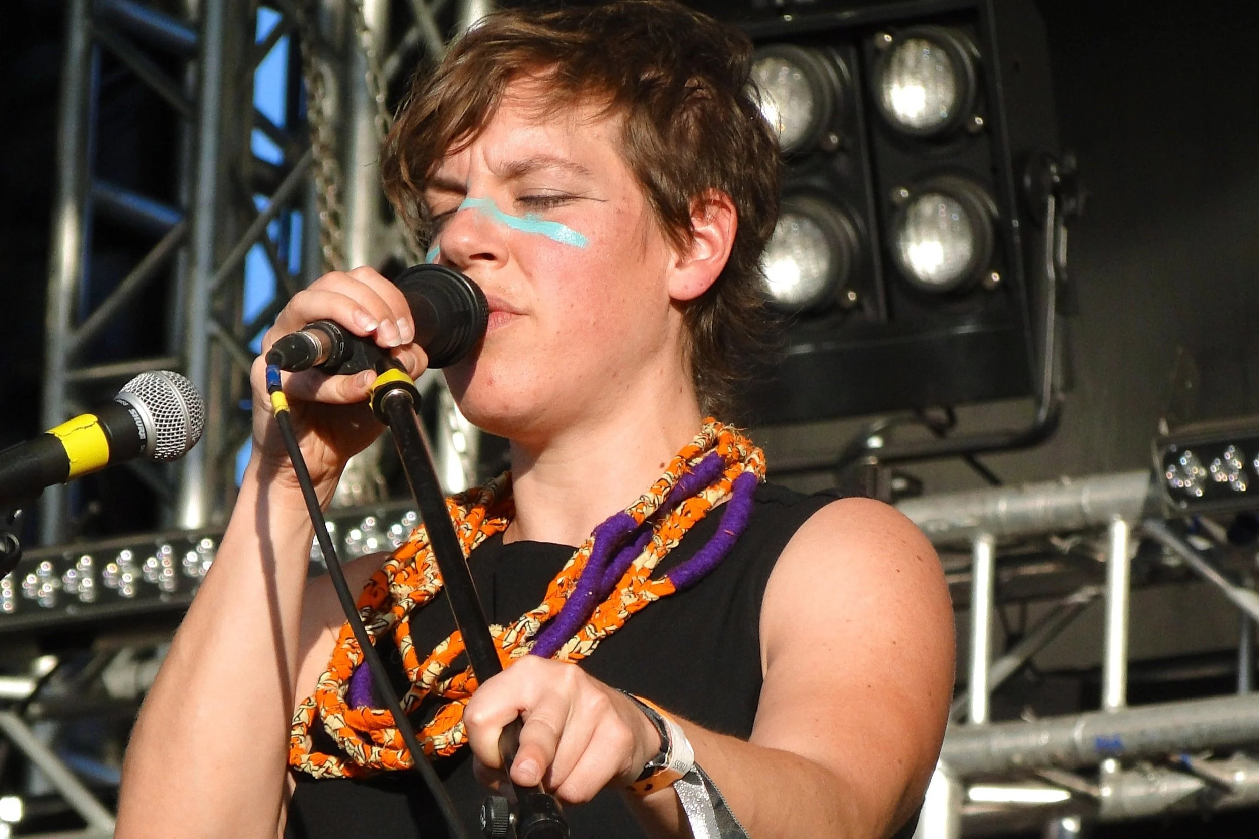 Tune-Yards: Looping around with surrounding sounds