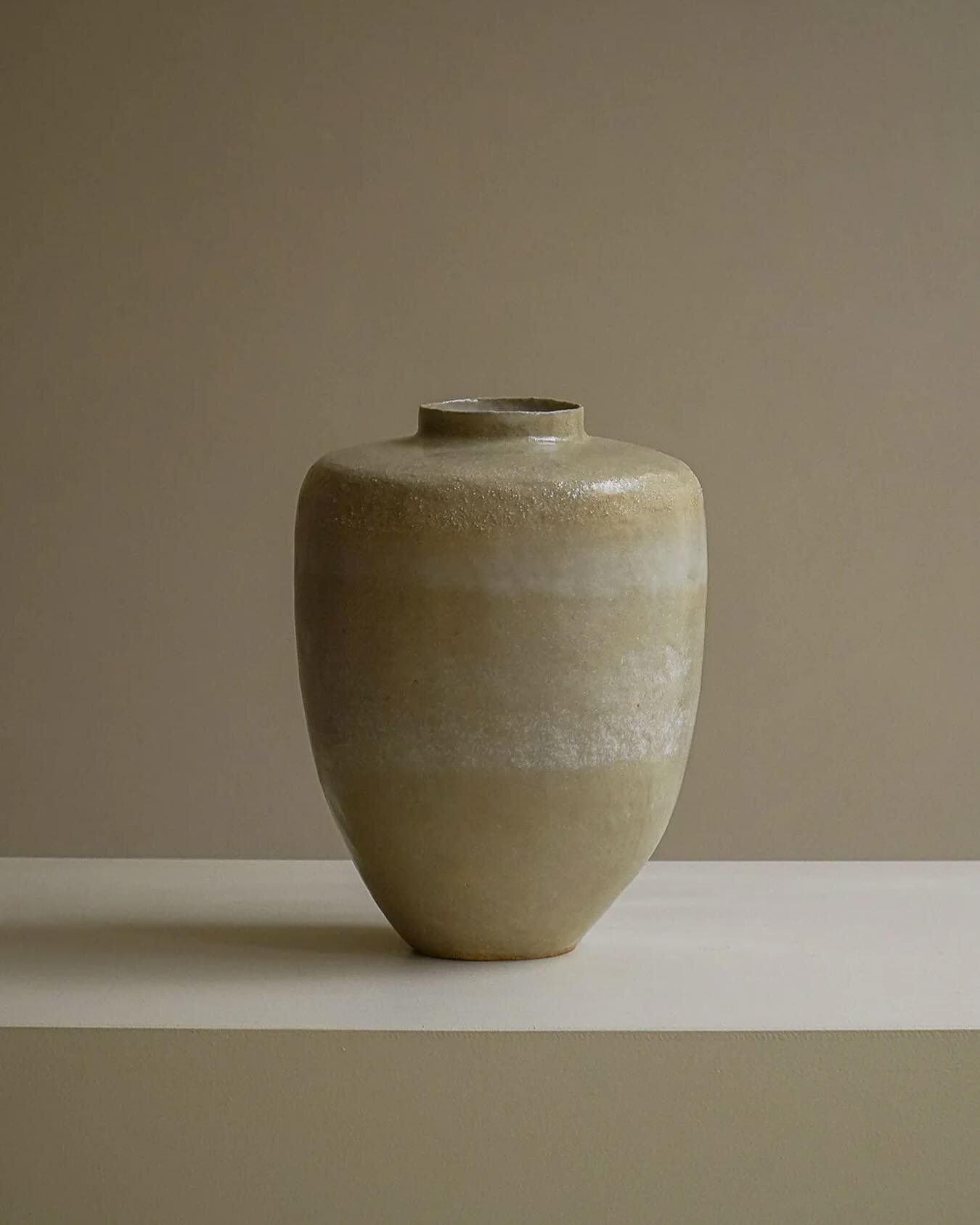 Pinch and coiled vessel in ochre stoneware with washy satin glaze and soft markings. H 24.5 x D 18cm  @lalune.galerie 

📷 @lalune.galerie