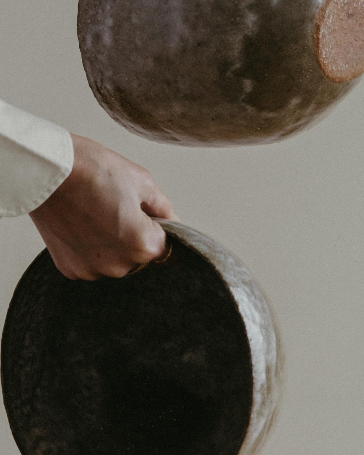 Big bowls, to fill with oranges and lemons. Available at the wonderful @wondering.people 

#hnadbuiltceramics #slowmade