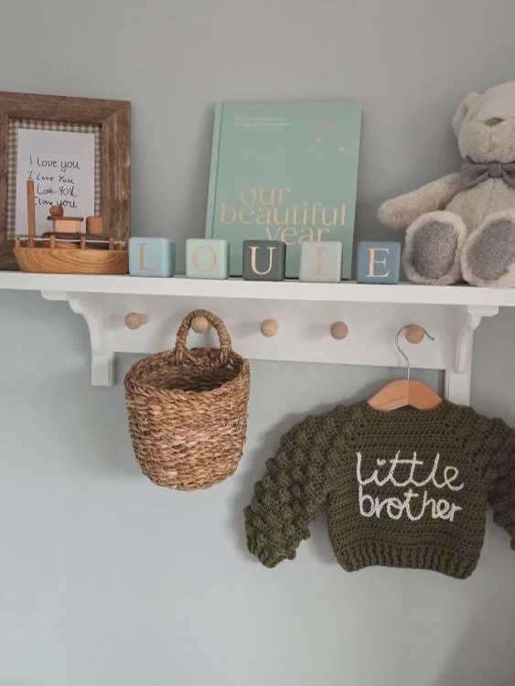 Im so in love with the nursery shelf inspiration from @familyhomeproject, with a stunning colour combination in Sky, Lagoon, Forest, Sage, and Stormy. Thank you for sharing them with me 💖

#shelfie #nurseryinspiration #nurserydecor #personalisedgift