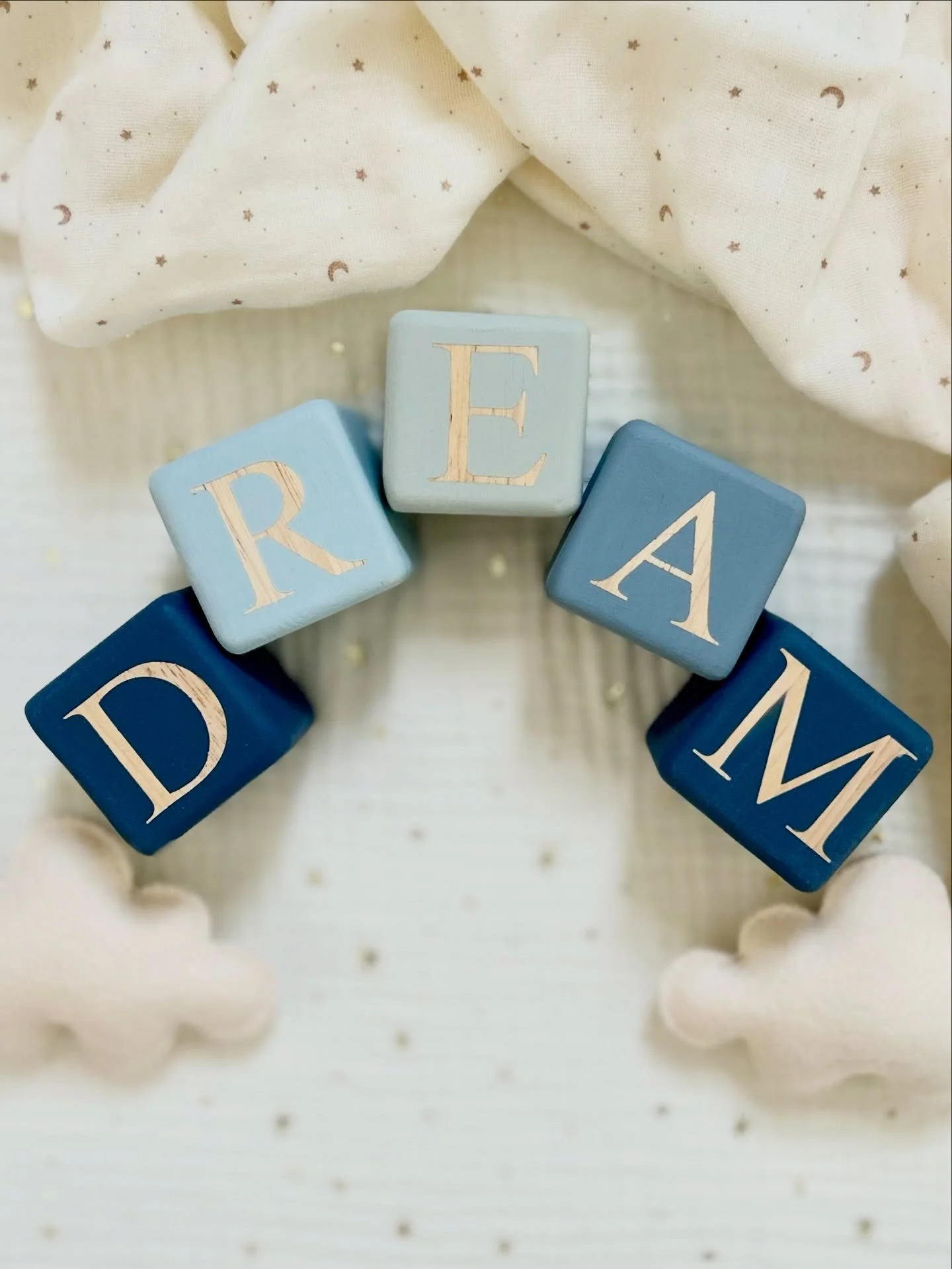 Introducing a Limited Edition set of descriptive blocks by Little Berry Button. 💫 The perfect finishing touch to any child&rsquo;s room or nursery. Only a few sets available so get them whilst you can 💖
#dream #explore #love #nurserydecor #children