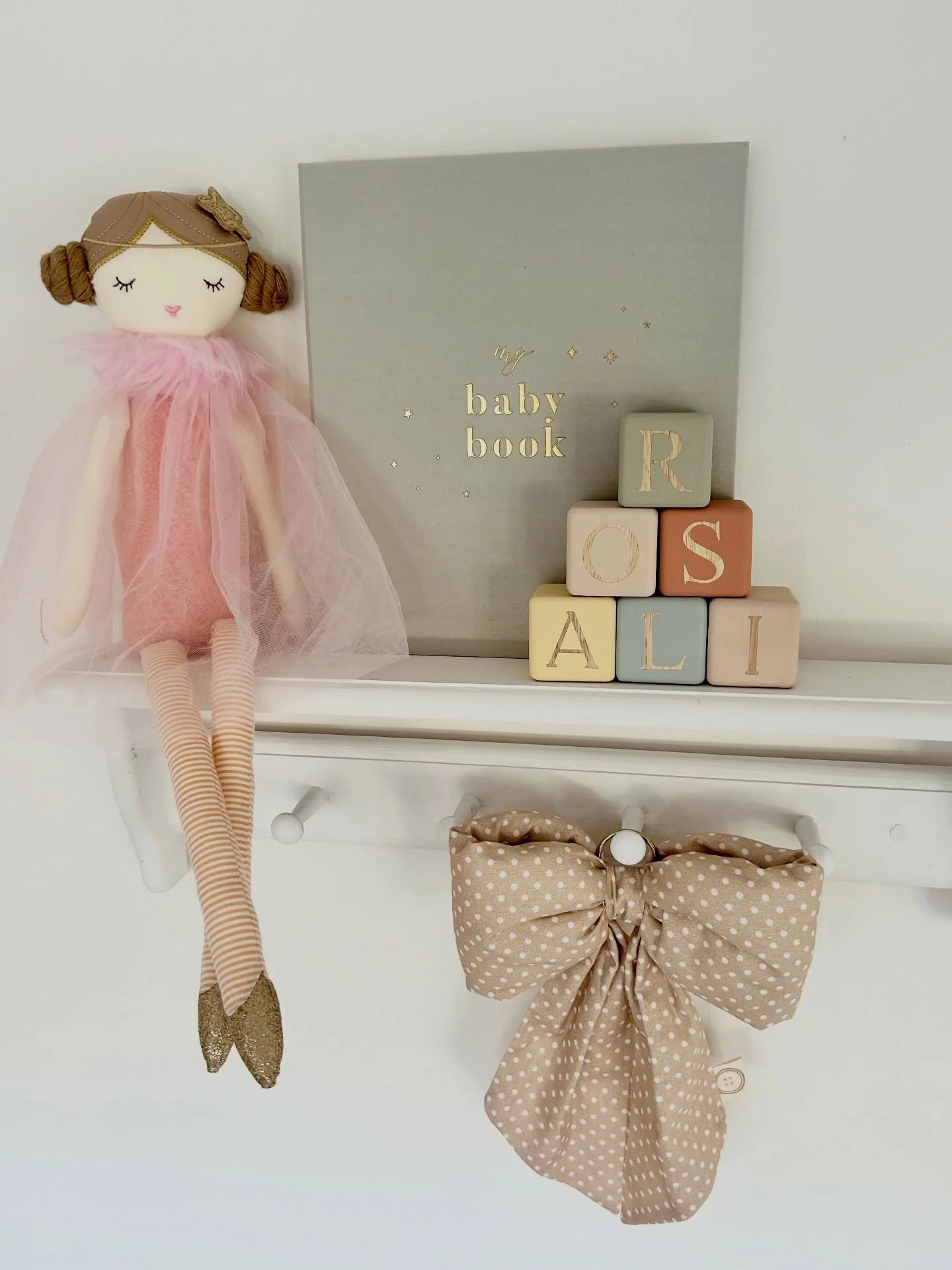 The sun is shining and the weather is sweet - much like this little shelfie which just happens to include all of Little Berry Buttons favourites 💖

#nurseryinspo #newbabygift #babygiftideas #shelfstyling #eastergiftideas