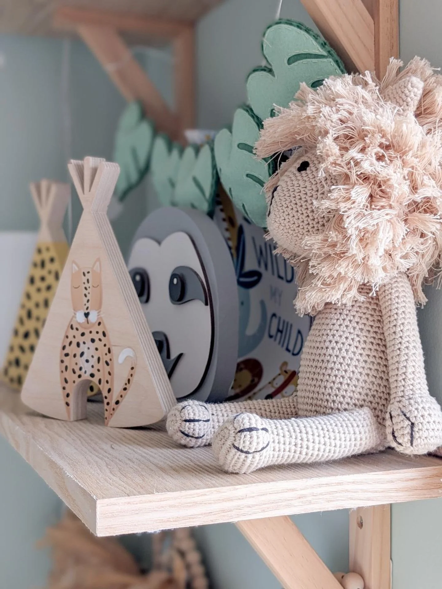 @angelahomelife I&rsquo;m in love with this little jungle inspired shelfie xx Please send me your customer photos to be featured 💖

#jungledecor #nurserydecor #personalisedgifts #customisedgifts #newbabygift