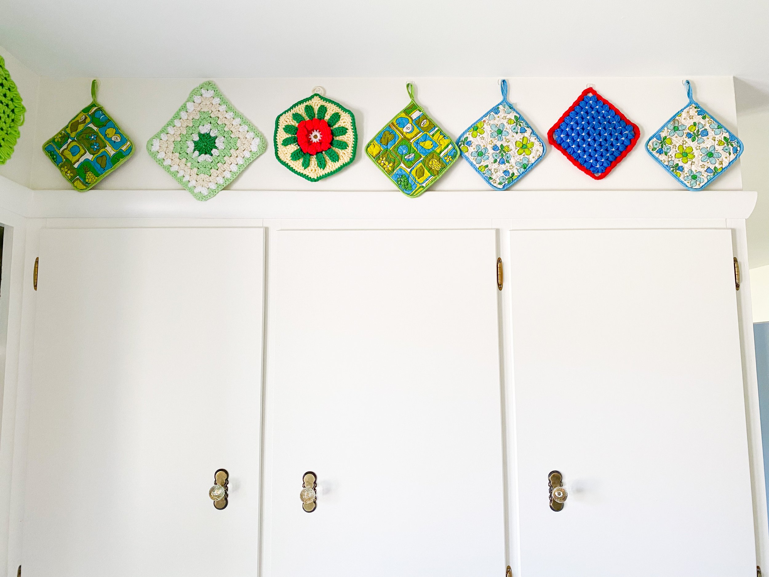 Vintage Pot Holder Kitchen Wall Display Idea — Emily Retro - Vintage and  DIY Home Design