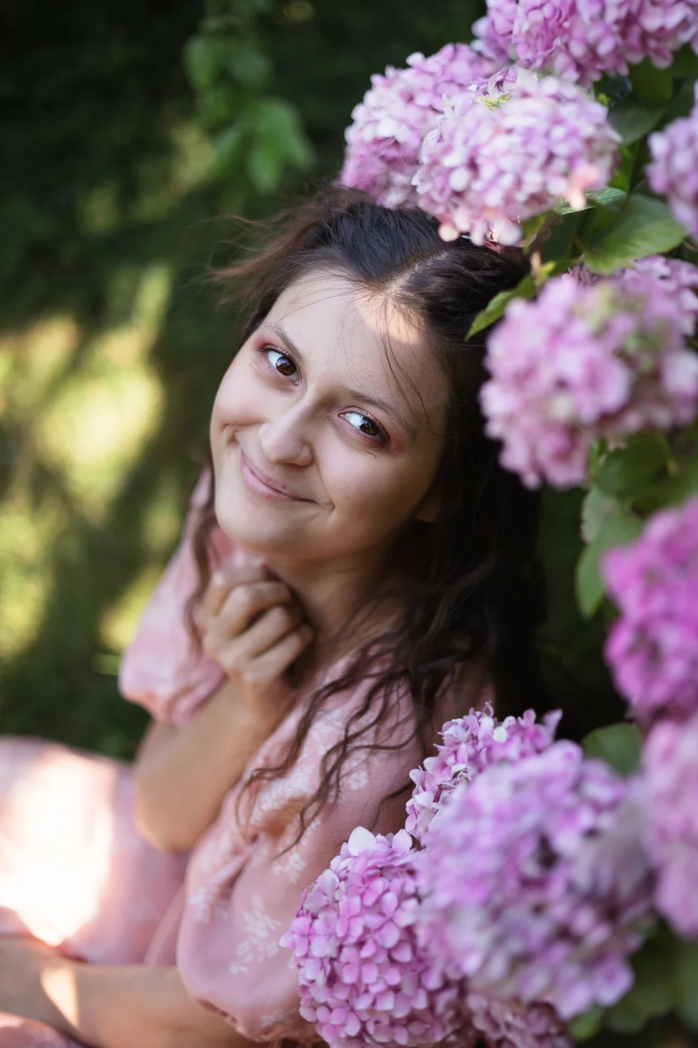 Portrait d’une femme parmi des lilas.