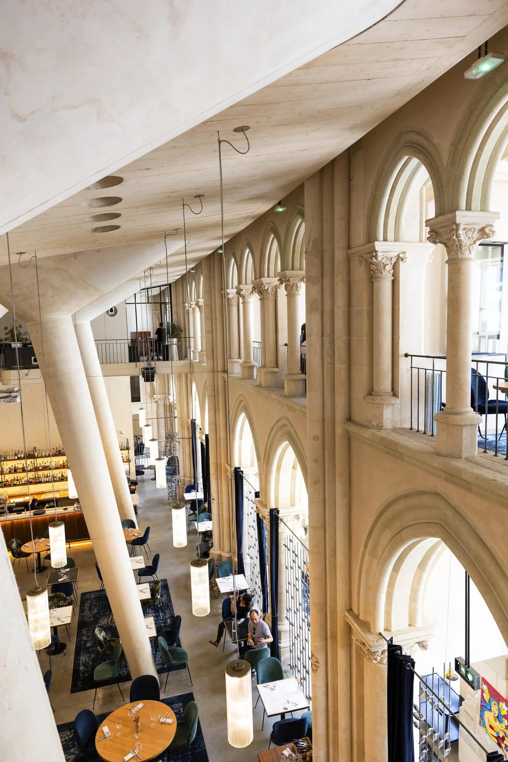 Galerie de pierre en hauteur, vue sur la salle de réception.