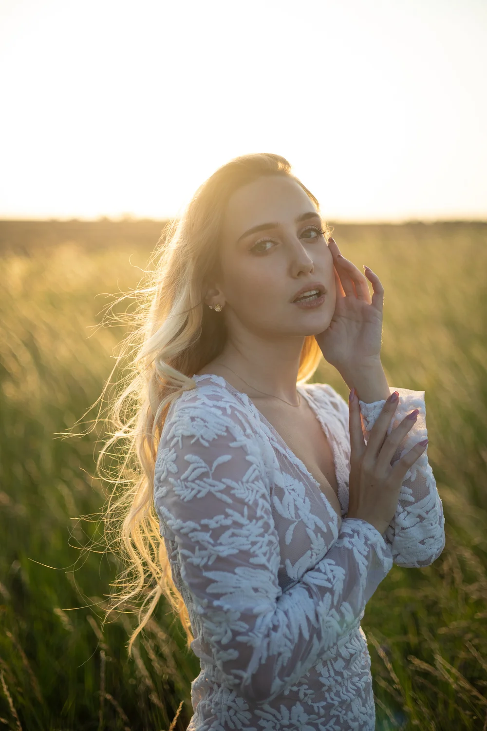 portrait blonde robe dentelle dans les hautes herbes