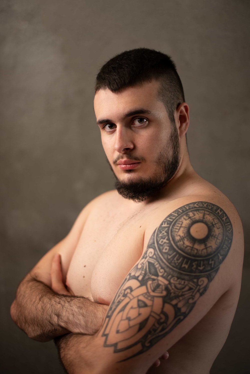 Portrait homme barbu et tatoué