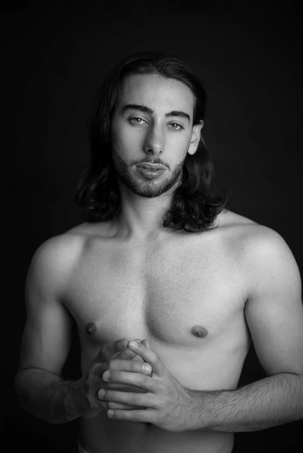 Portrait homme en studio torse nu noir et blanc
