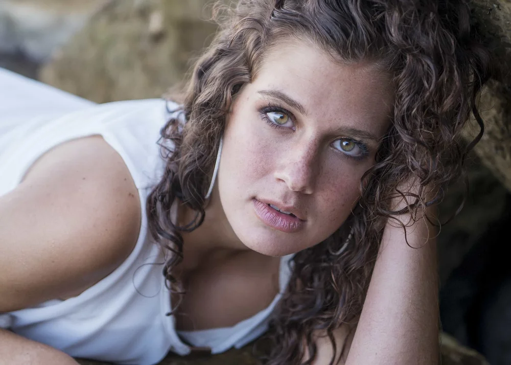 Portrait femme sur les rochers