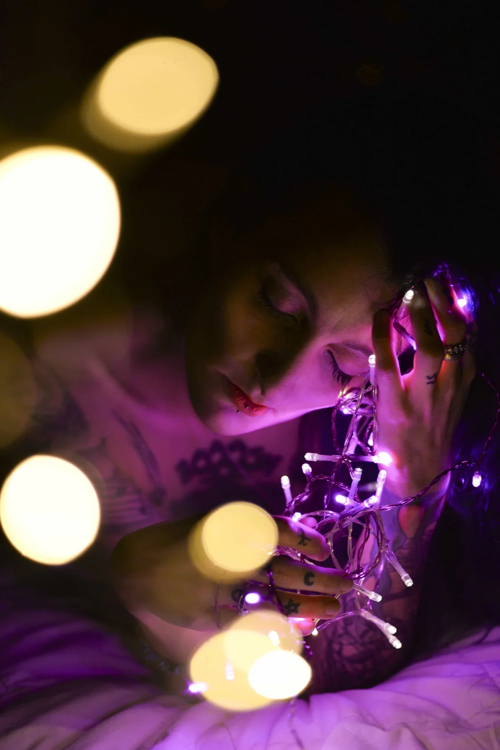 Portrait femme guirlandes lumineuses