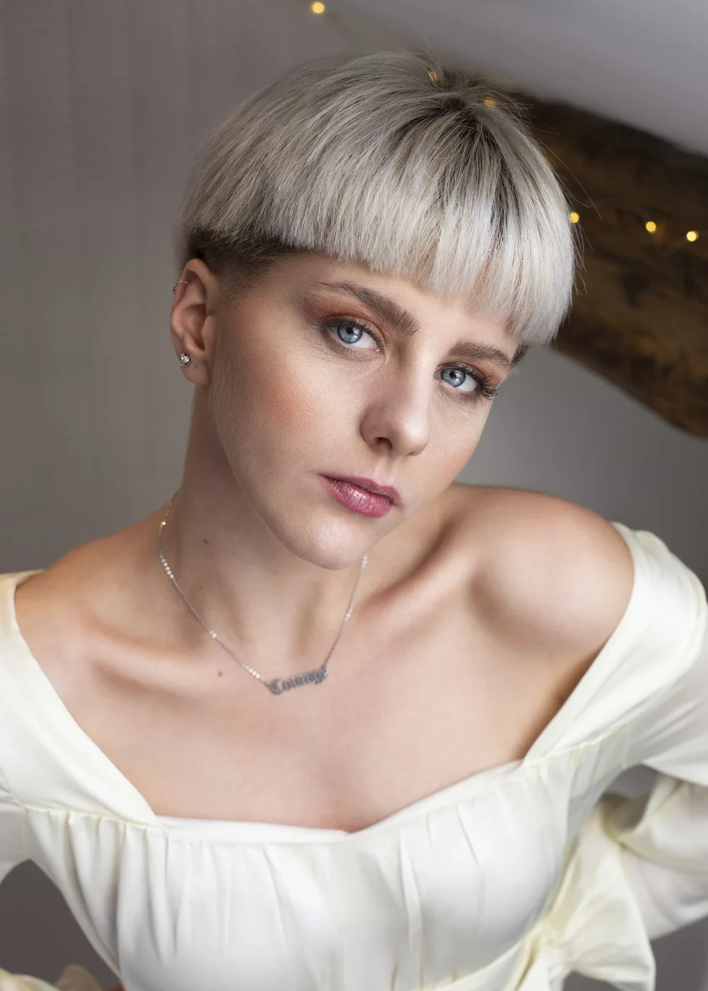 Portrait femme aux cheveux courts et aux yeux bleus
