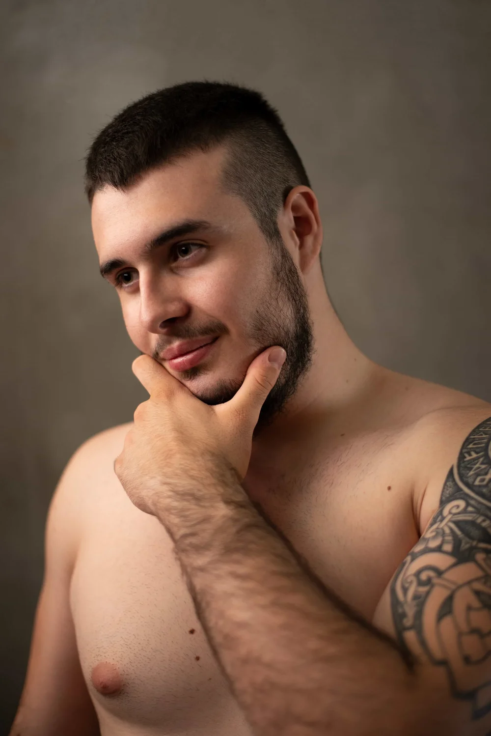 Portrait homme barbu et tatoué