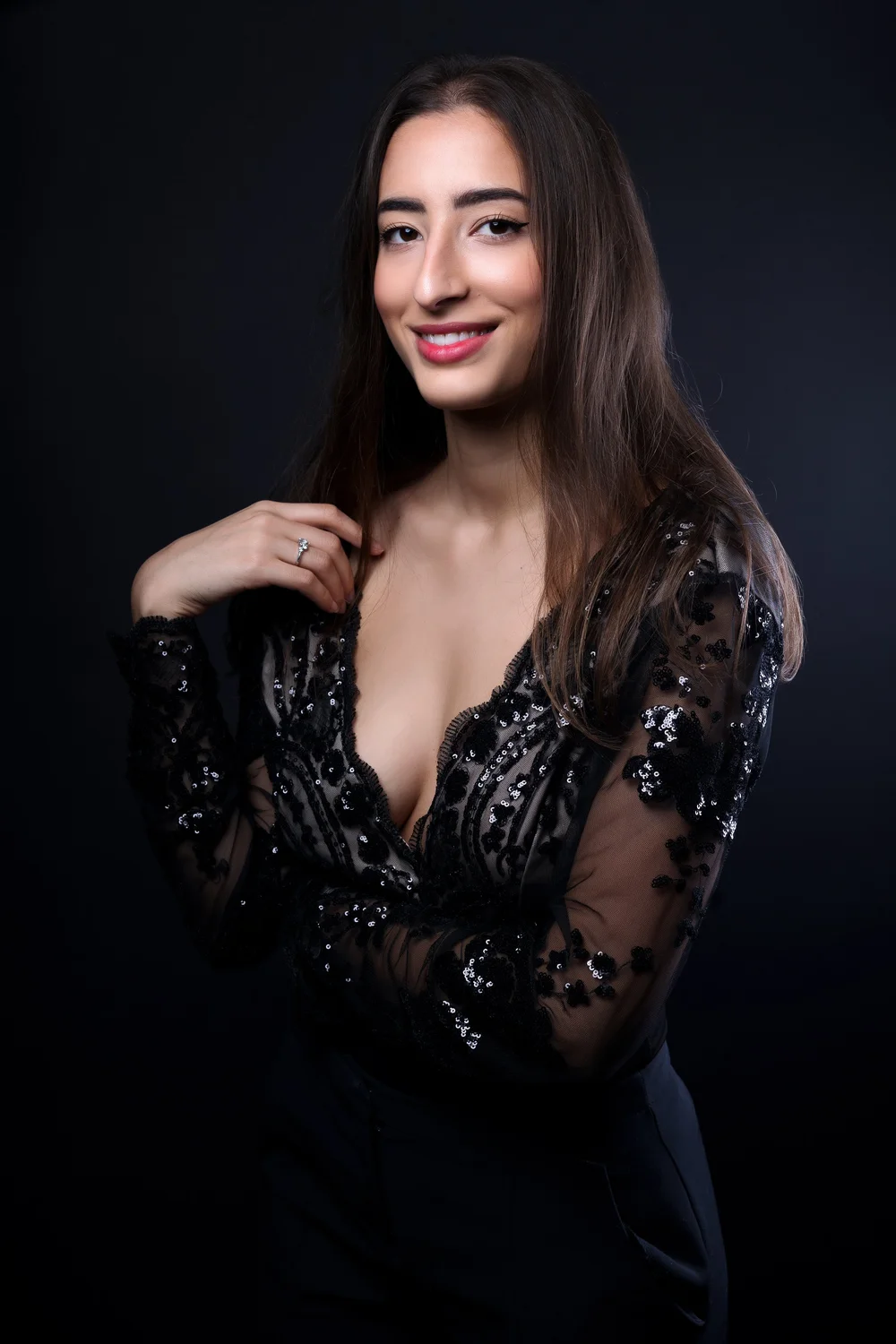 portrait studio jeune femme souriante cheveux longs