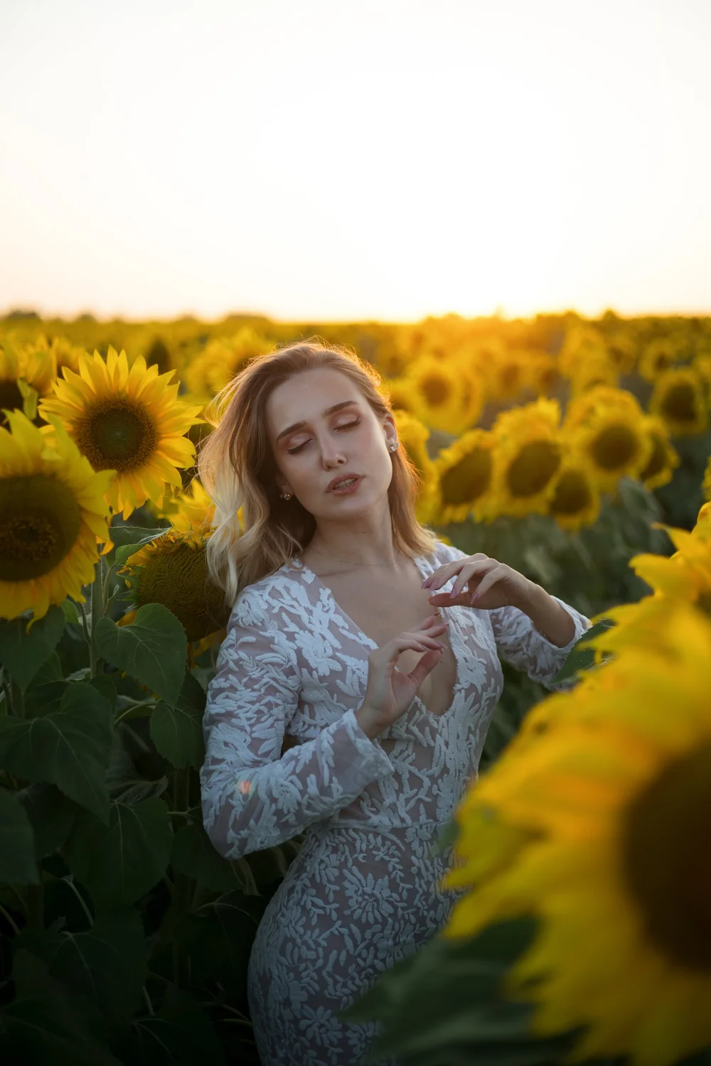 blonde dans les tournesols couché du soleil
