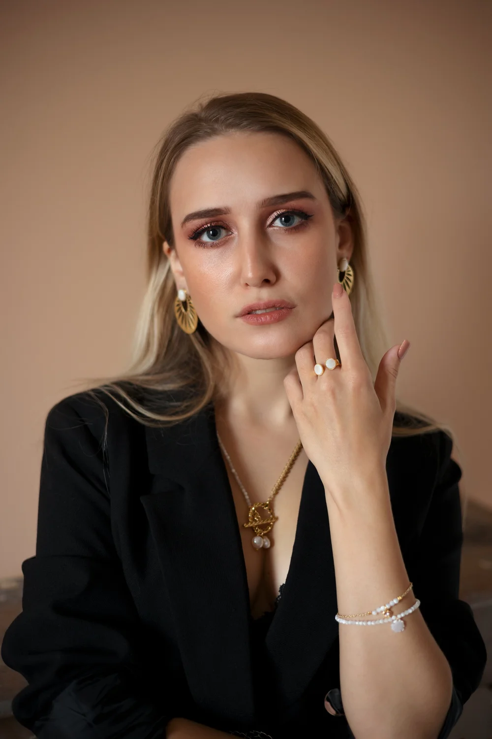 portrait blonde aux yeux bleus jolis bijoux