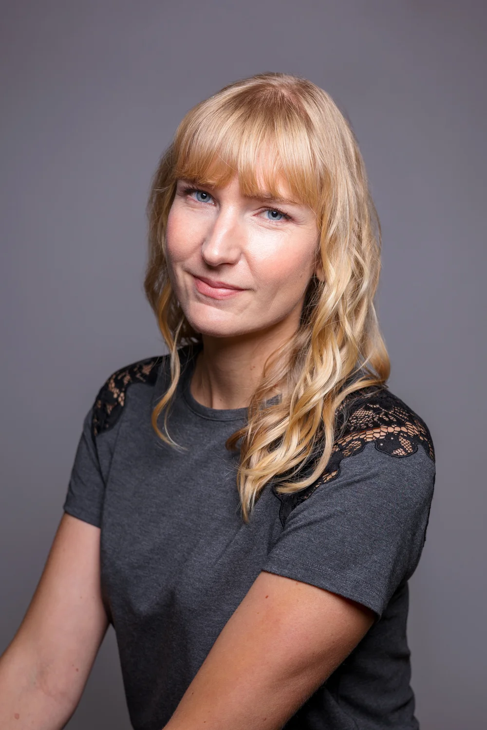portrait studio blonde yeux bleus